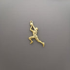 Баскетбол – Мъжки спортен медальон от сребро 925 с позлатено покритие – Ръчно изработено бижу талисман за баскетболисти и фенове – Идеален подарък за спортист, треньор или почитател – SSJ