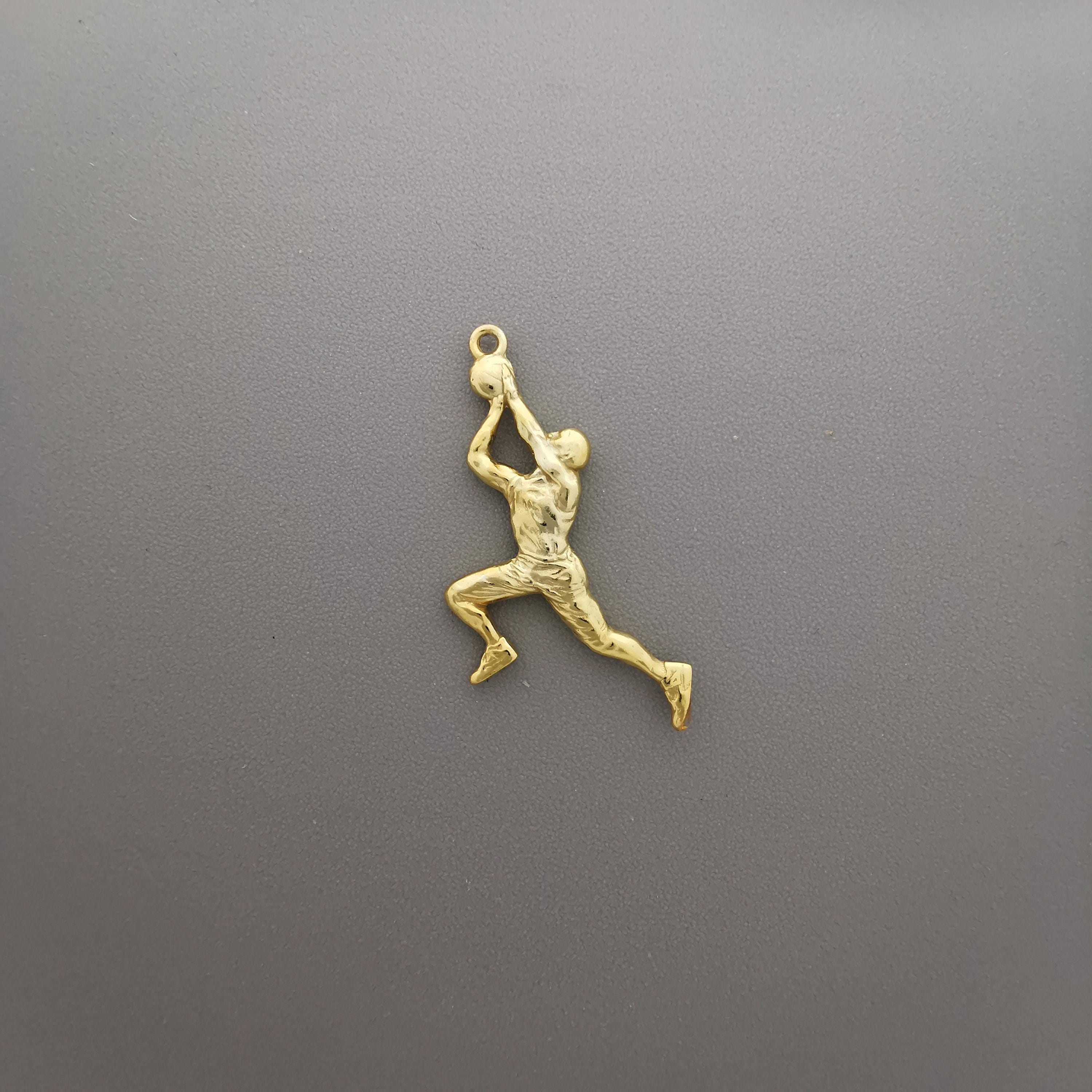 Баскетбол – Мъжки спортен медальон от сребро 925 с позлатено покритие – Ръчно изработено бижу талисман за баскетболисти и фенове – Идеален подарък за спортист, треньор или почитател – SSJ