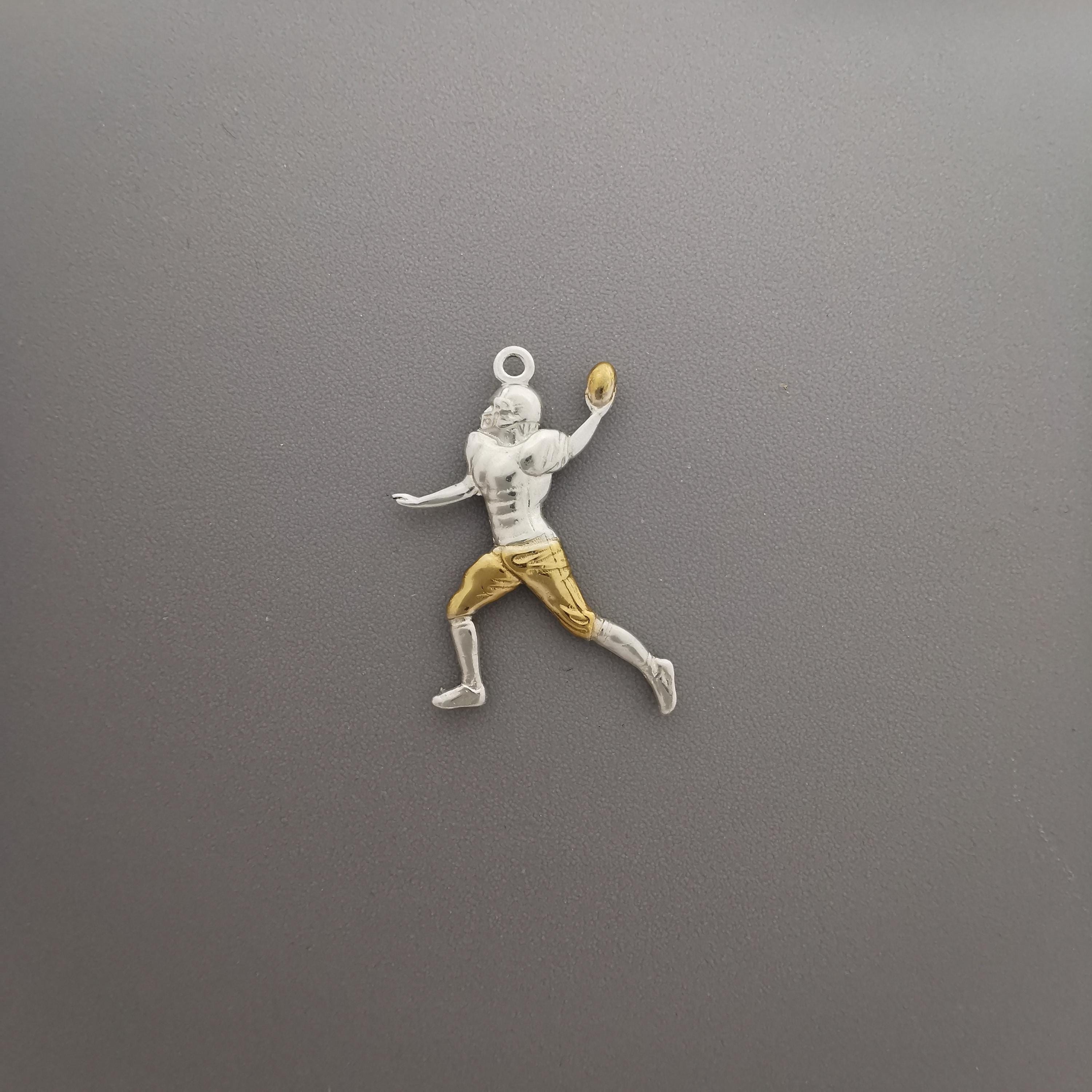 Американски футбол – Мъжки спортен медальон от сребро 925 с частично позлатено покритие – Ръчно изработено бижу талисман за спортисти и фенове – Идеален подарък за играч, треньор или почитател – SSJ