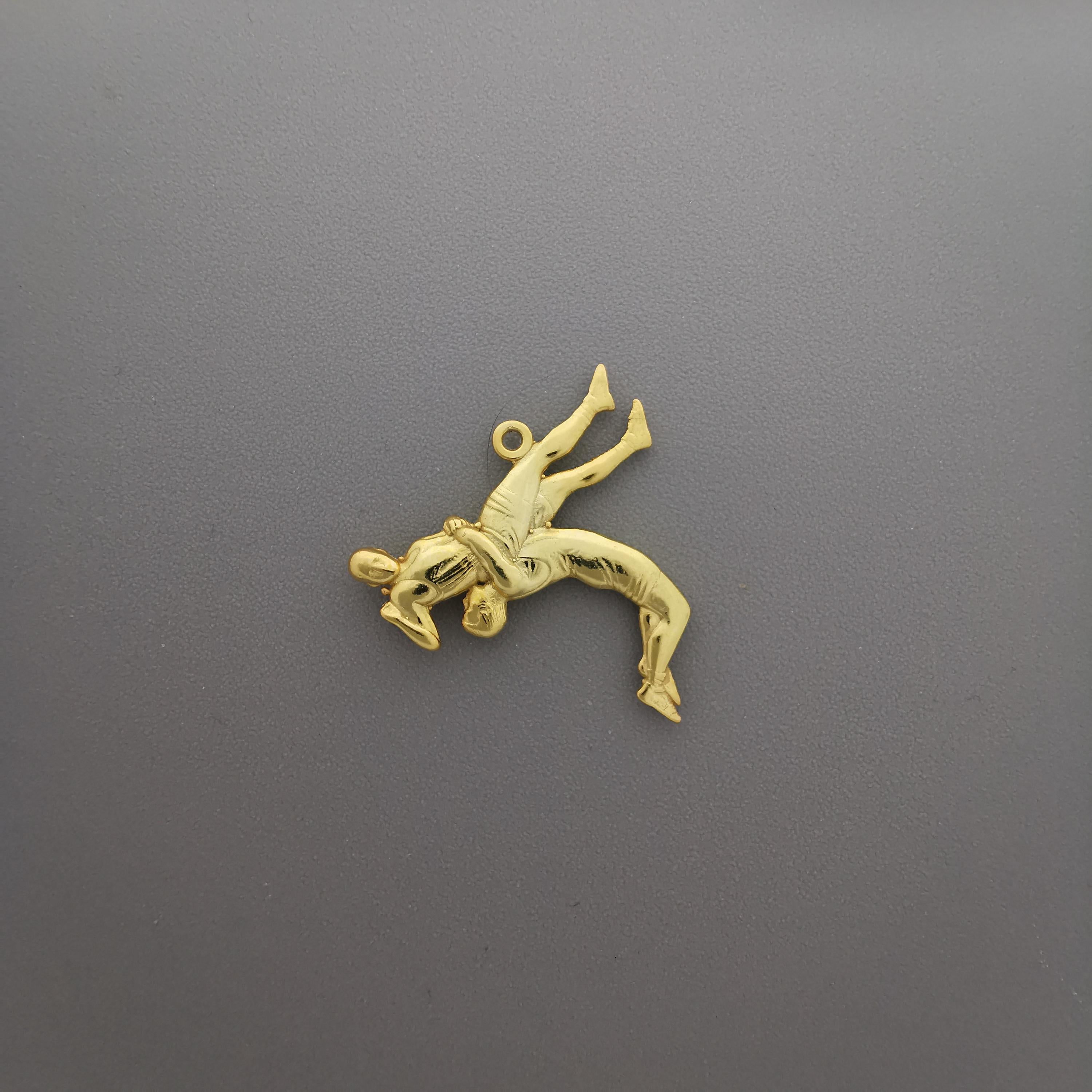 Борец – Мъжки спортен медальон за борба от сребро 925 с позлатено покритие – Ръчно изработено бижу талисман за спортисти, треньори и фенове на бойните изкуства – SSJ