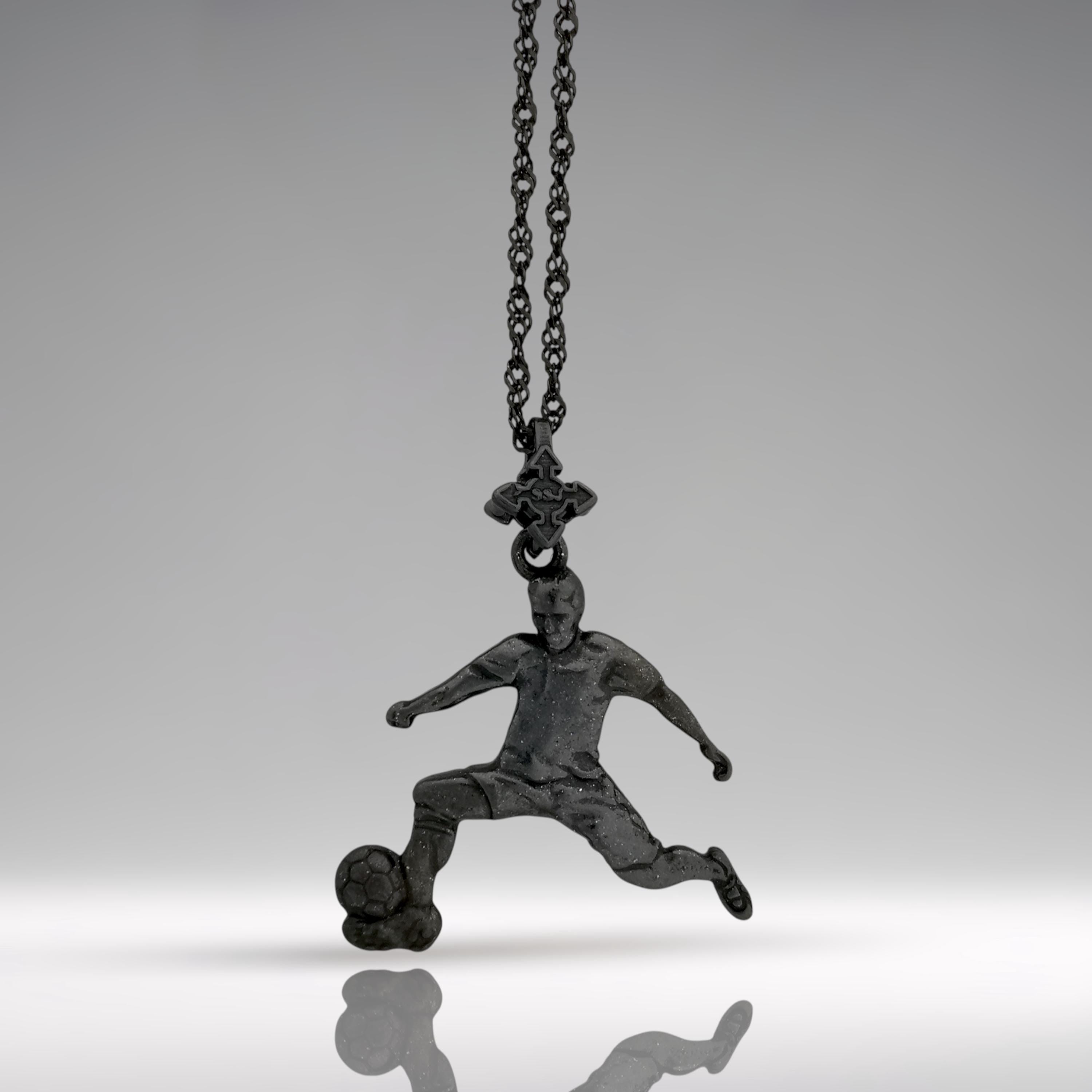 Футболист (удар с крак) – Мъжки спортен медальон от сребро 925 с оксидирано покритие – Ръчно изработено спортно бижу – Идеален подарък за мъж, фен на футбола – SSJ