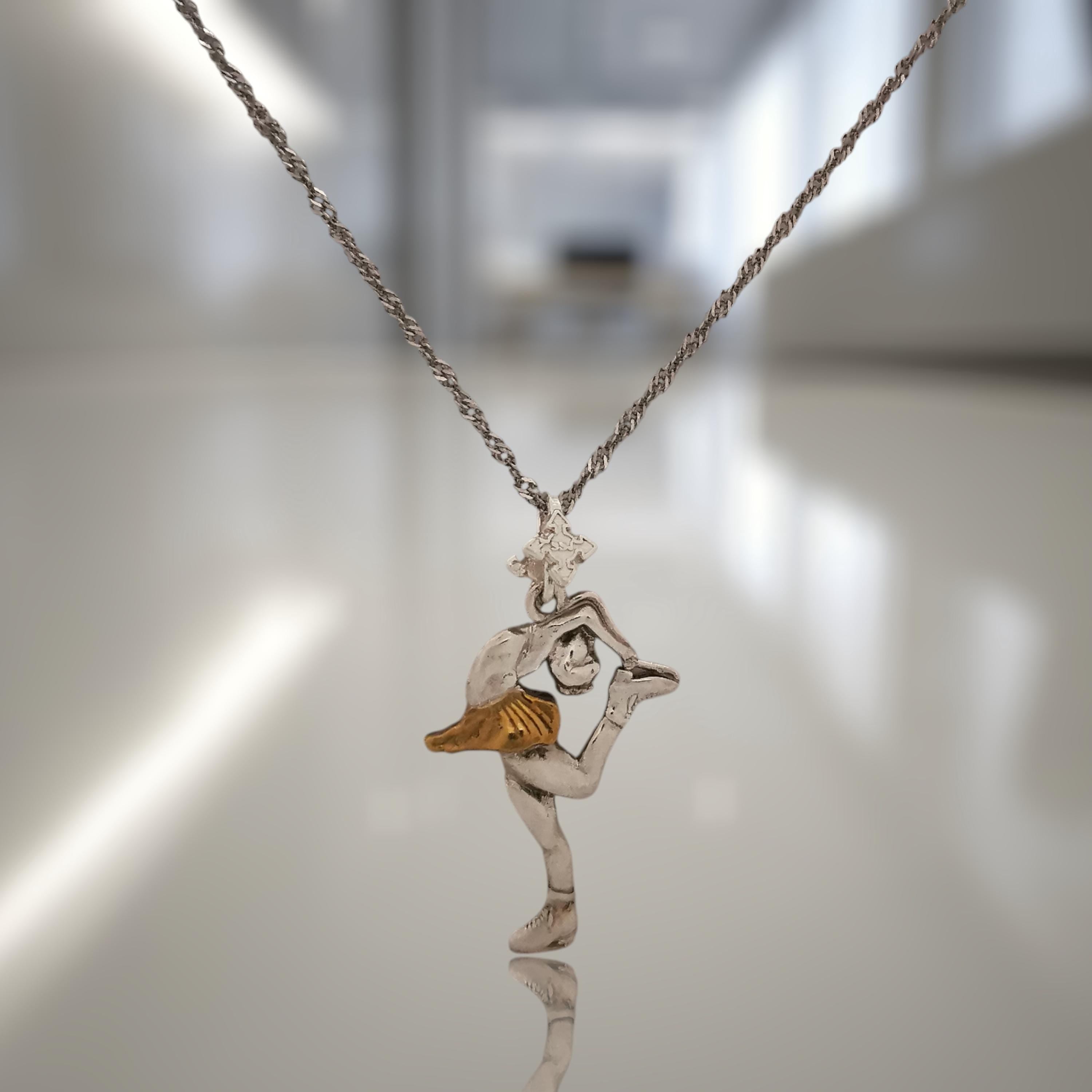 Фигурно пързаляне (Биелманов пирует) – Дамски спортен медальон от сребро 925 с частично позлатено покритие – Ръчно изработено спортно бижу – Идеален подарък за жена, фенка на фигурното пързаляне – SSJ