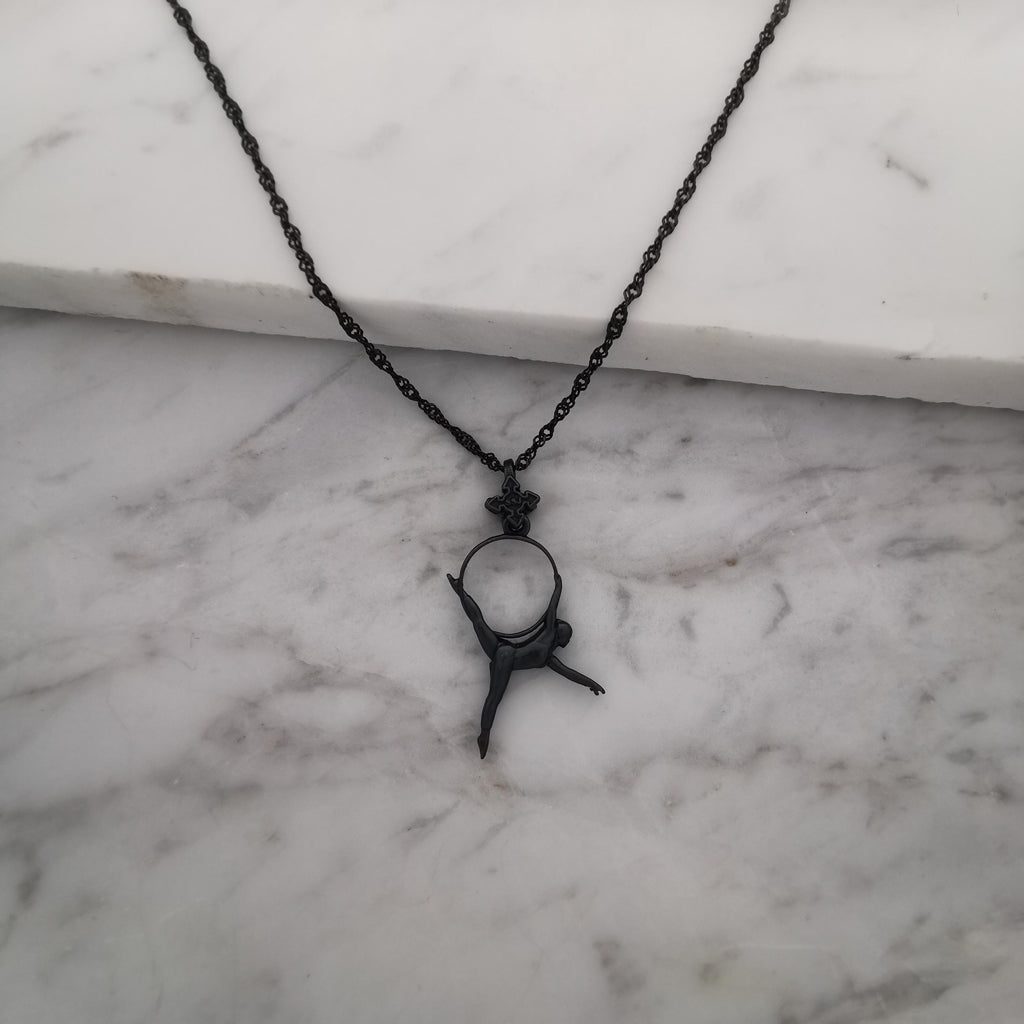 Въздушна акробатика – Женски спортен медальон от сребро 925 с оксидирано покритие – Ръчно изработено бижу талисман за гимнастички и танцьорки – Идеален подарък за спортист, треньор или фен – SSJ