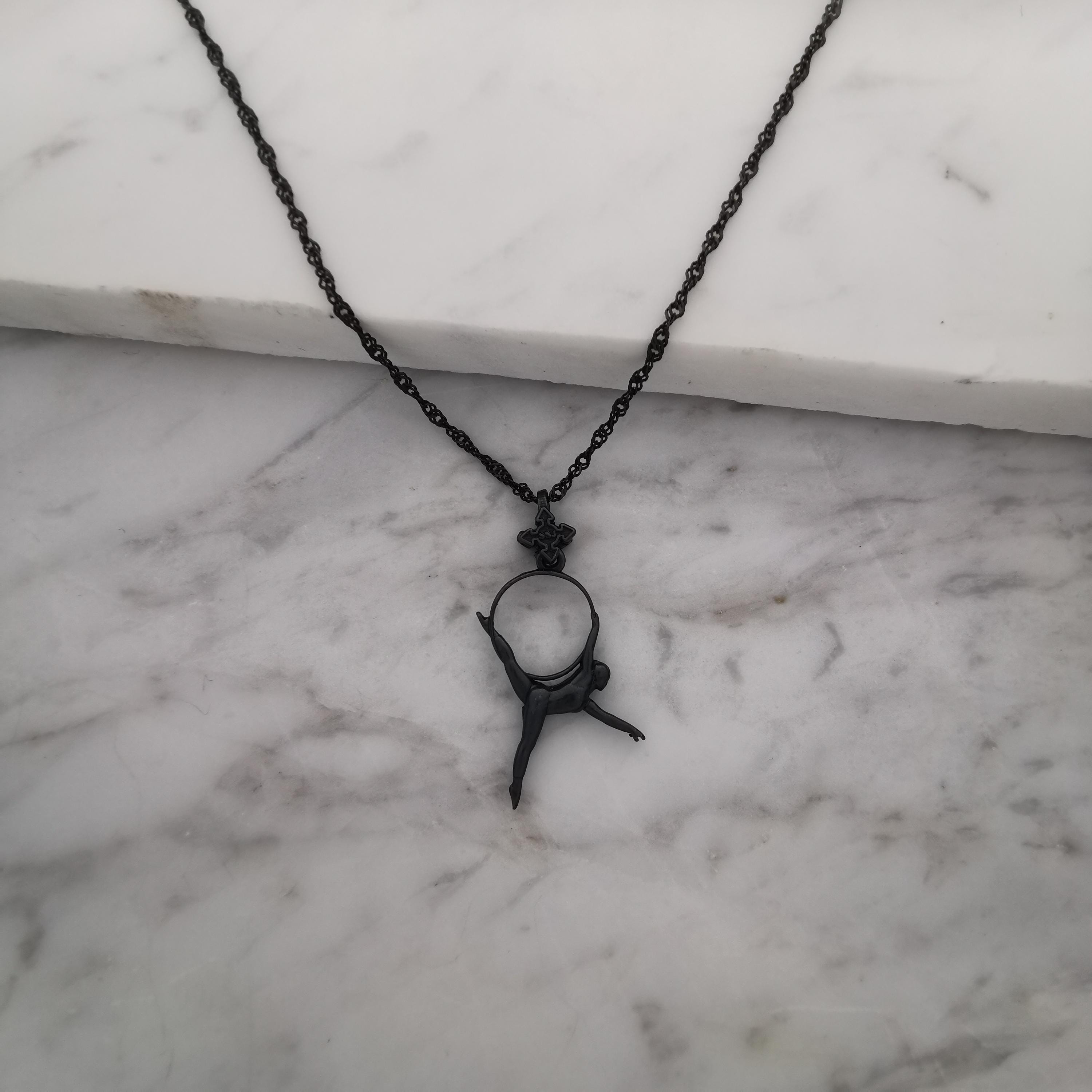 Въздушна акробатика – Женски спортен медальон от сребро 925 с оксидирано покритие – Ръчно изработено бижу талисман за гимнастички и танцьорки – Идеален подарък за спортист, треньор или фен – SSJ