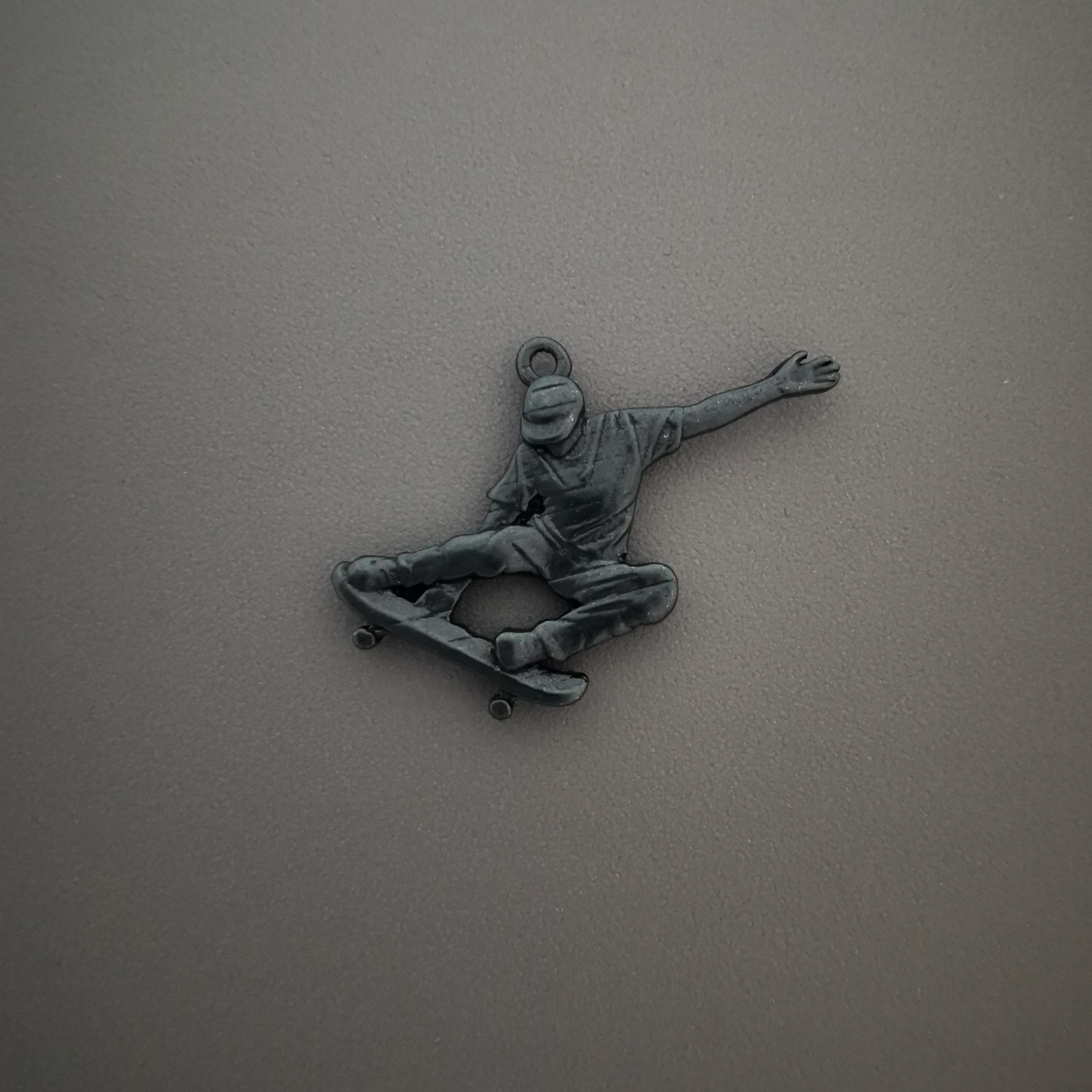 Скейтбордист (скок) – Мъжки спортен медальон от сребро 925 с оксидирано покритие – Ръчно изработено спортно бижу – Идеален подарък за мъж, фен на скейтборда – SSJ