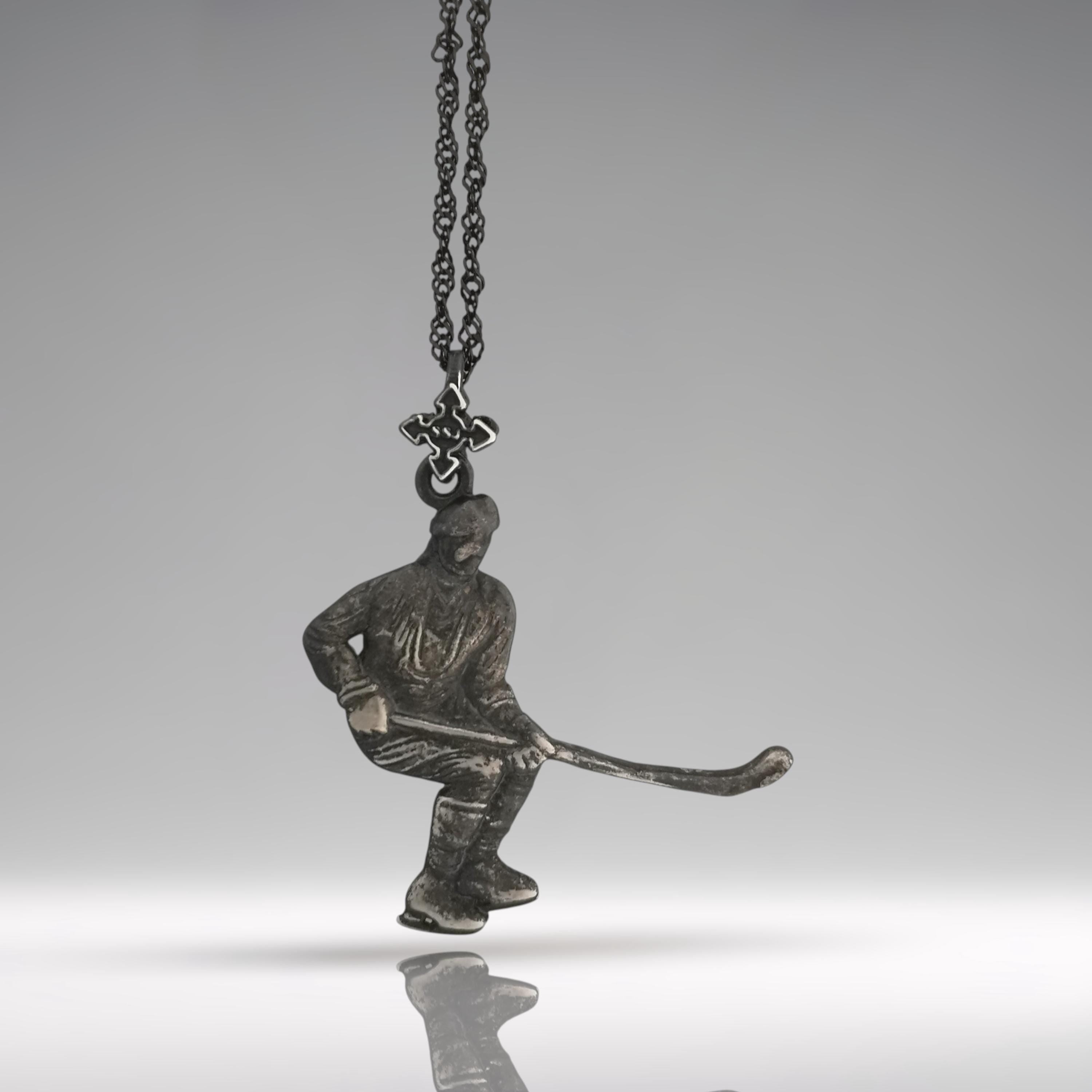 Хокеист – Мъжки спортен медальон от сребро 925 с винтидж покритие – Ръчно изработено спортно бижу – Идеален подарък за мъж, фен на хокея – SSJ