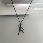 Американски футбол – Мъжки спортен медальон от сребро 925 с оксидирано покритие – Ръчно изработено бижу талисман за спортисти и фенове на футбола – Идеален подарък за играч, треньор или почитател – SSJ