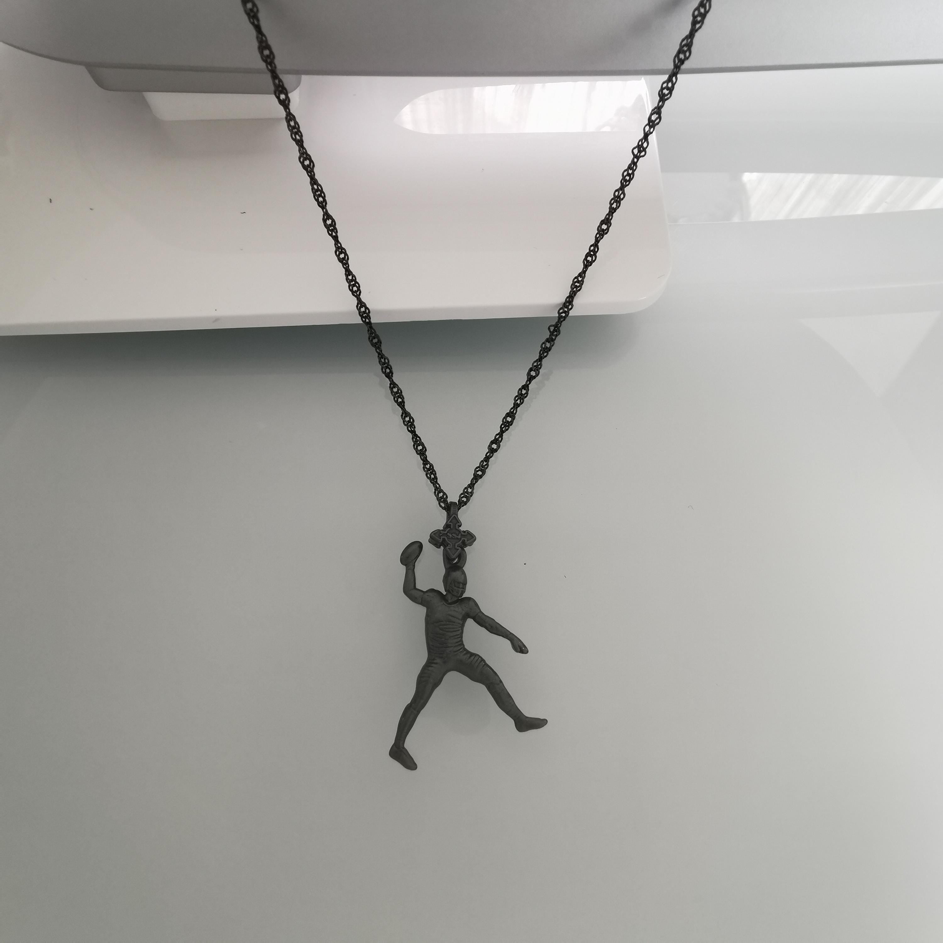 Американски футбол – Мъжки спортен медальон от сребро 925 с оксидирано покритие – Ръчно изработено бижу талисман за спортисти и фенове на футбола – Идеален подарък за играч, треньор или почитател – SSJ