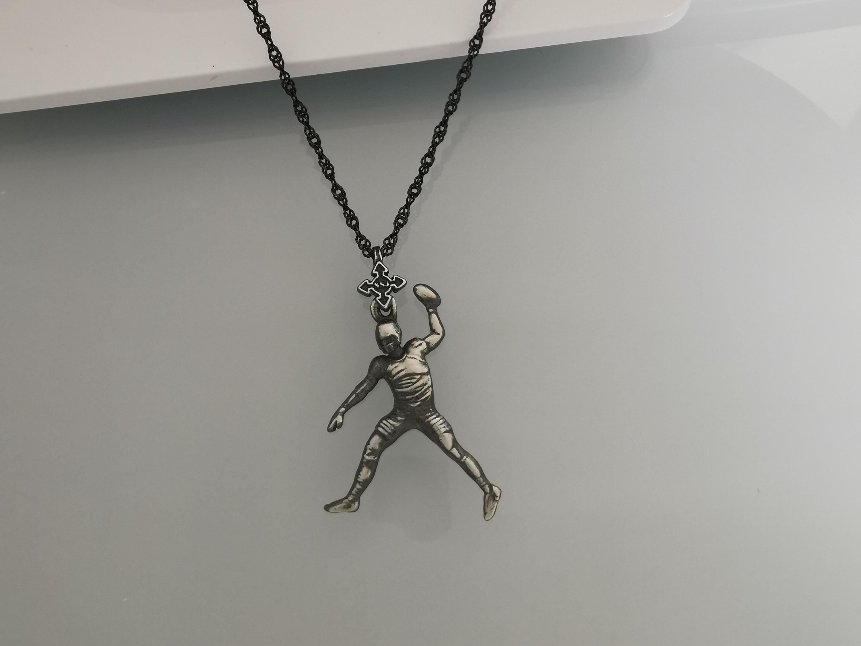 Американски футбол – Мъжки спортен медальон от сребро 925 с винтидж покритие – Ръчно изработено бижу талисман за спортисти и фенове – Идеален подарък за играч, треньор или почитател – SSJ