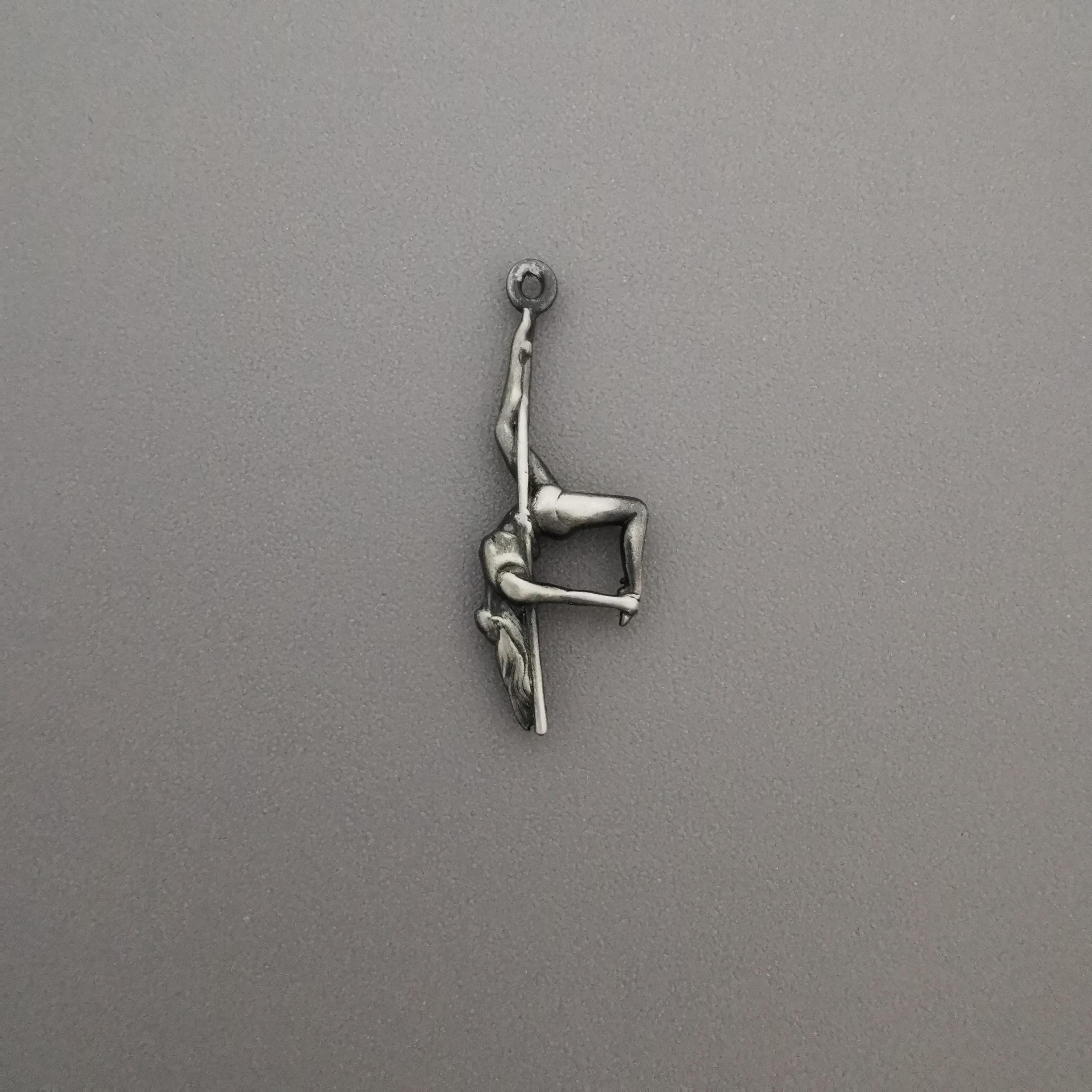 Pole Dance (Танци на пилон) – Дамски спортен медальон от сребро 925 с винтидж покритие – Ръчно изработено спортно бижу – Идеален подарък за жена, фенка на гимнастиката – SSJ