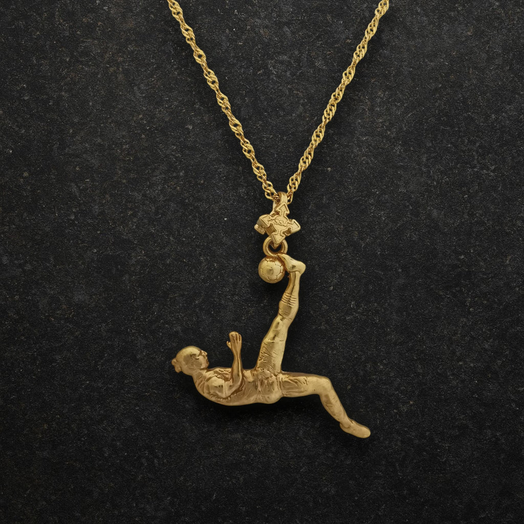 Футболист (задна ножица) – Мъжки спортен медальон от сребро 925 с позлатено покритие – Ръчно изработено спортно бижу – Идеален подарък за мъж, фен на футбола – SSJ