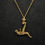 Футболист (задна ножица) – Мъжки спортен медальон от сребро 925 с позлатено покритие – Ръчно изработено спортно бижу – Идеален подарък за мъж, фен на футбола – SSJ