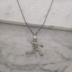 Бейзбол – Мъжки спортен медальон за бейзболист питчър от сребро 925 с частично позлатено покритие – Ръчно изработено бижу талисман – Идеален подарък за спортисти, треньори и фенове – SSJ