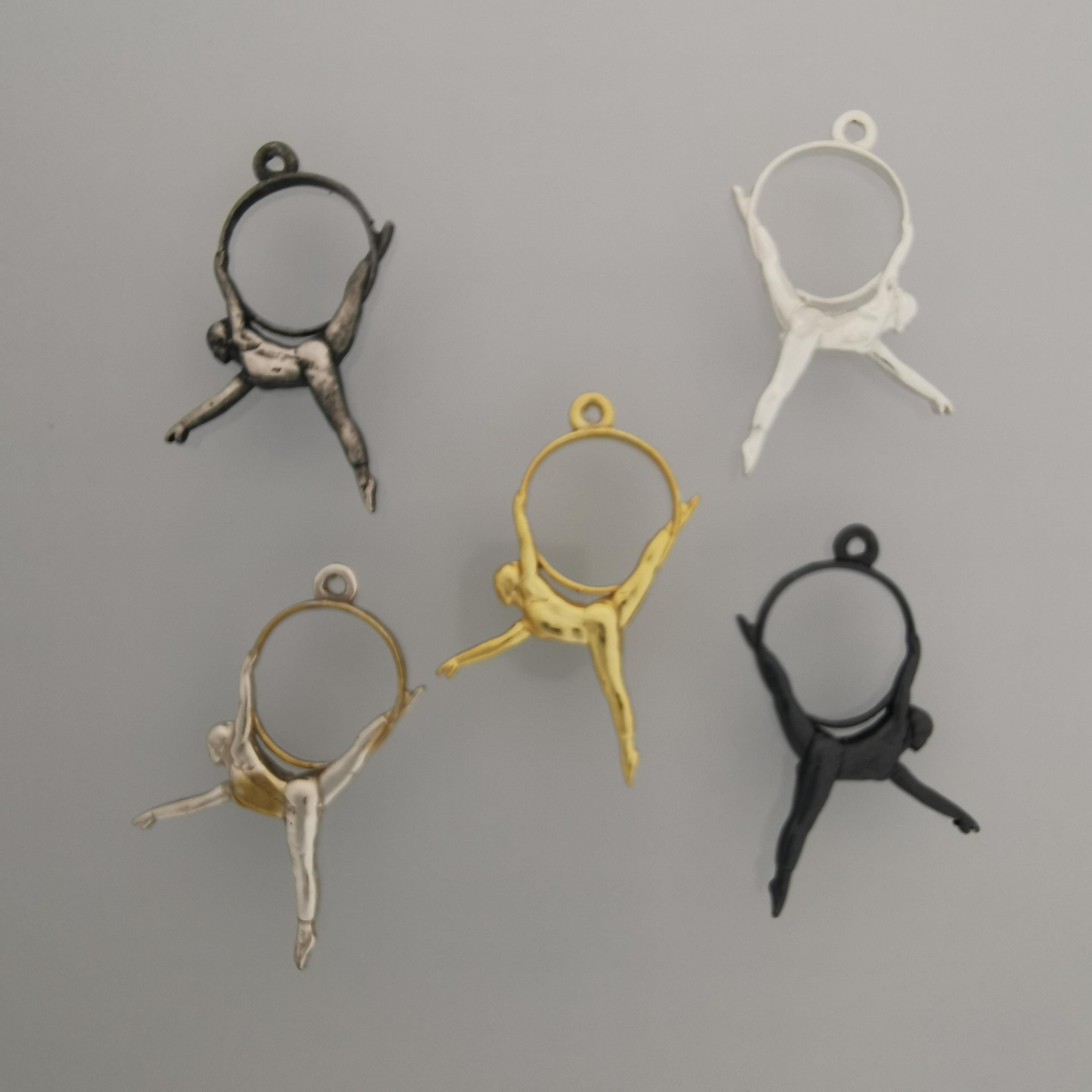 Въздушна акробатика – Женски спортен медальон от сребро 925 с 18K позлатено покритие – Ръчно изработено бижу талисман за гимнастички и танцьорки – Идеален подарък за спортист, треньор или фен – SSJ