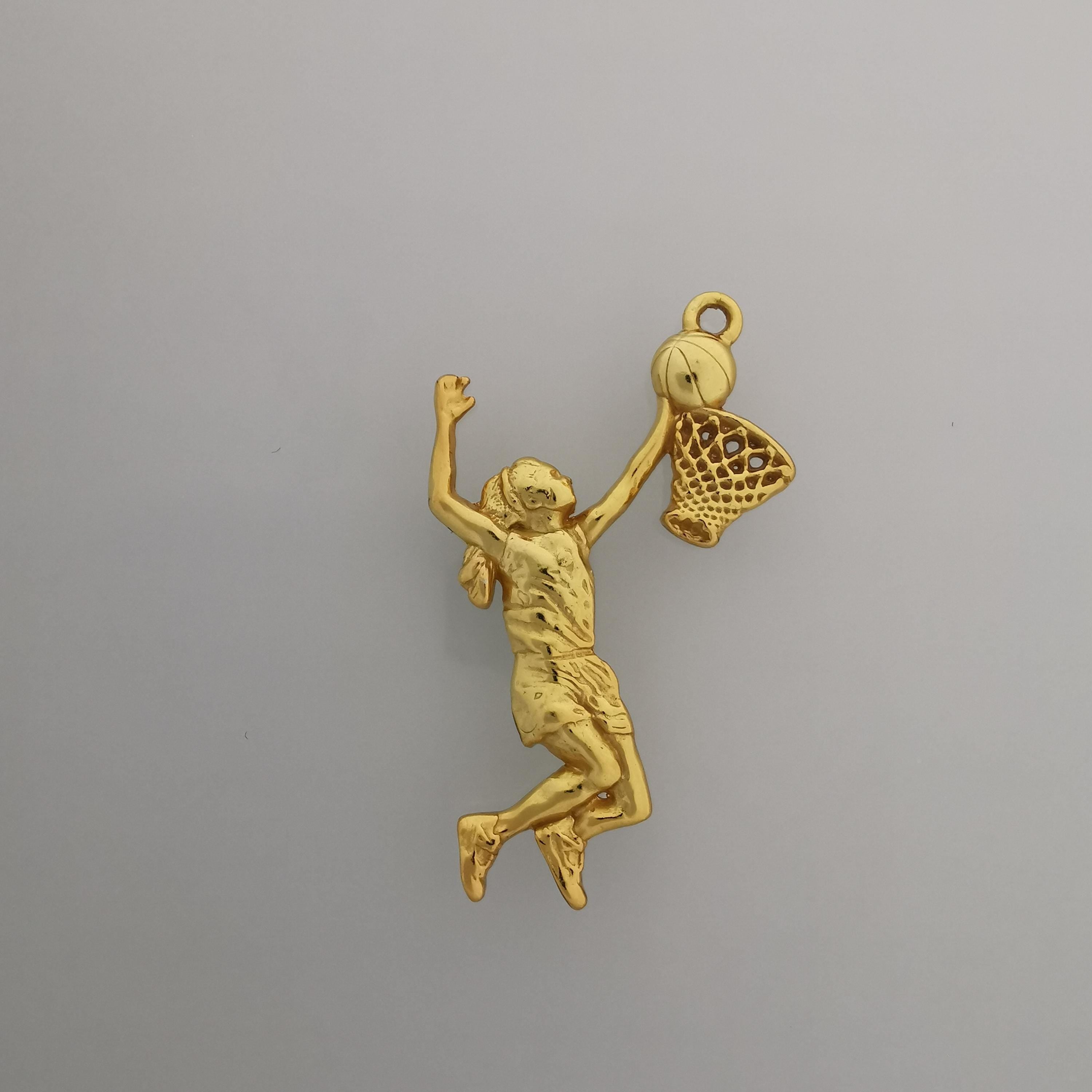 Баскетбол – Женски спортен медальон от сребро 925 с позлатено покритие – Ръчно изработено бижу талисман за баскетболистки и фенки на спорта – Идеален подарък за спортист, треньор или почитател – SSJ