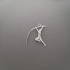 Овчарски скок – Мъжки спортен медальон от сребро 925 в класическо сребро – Ръчно изработено спортно бижу – Идеален подарък за мъж, фен на леката атлетика – SSJ