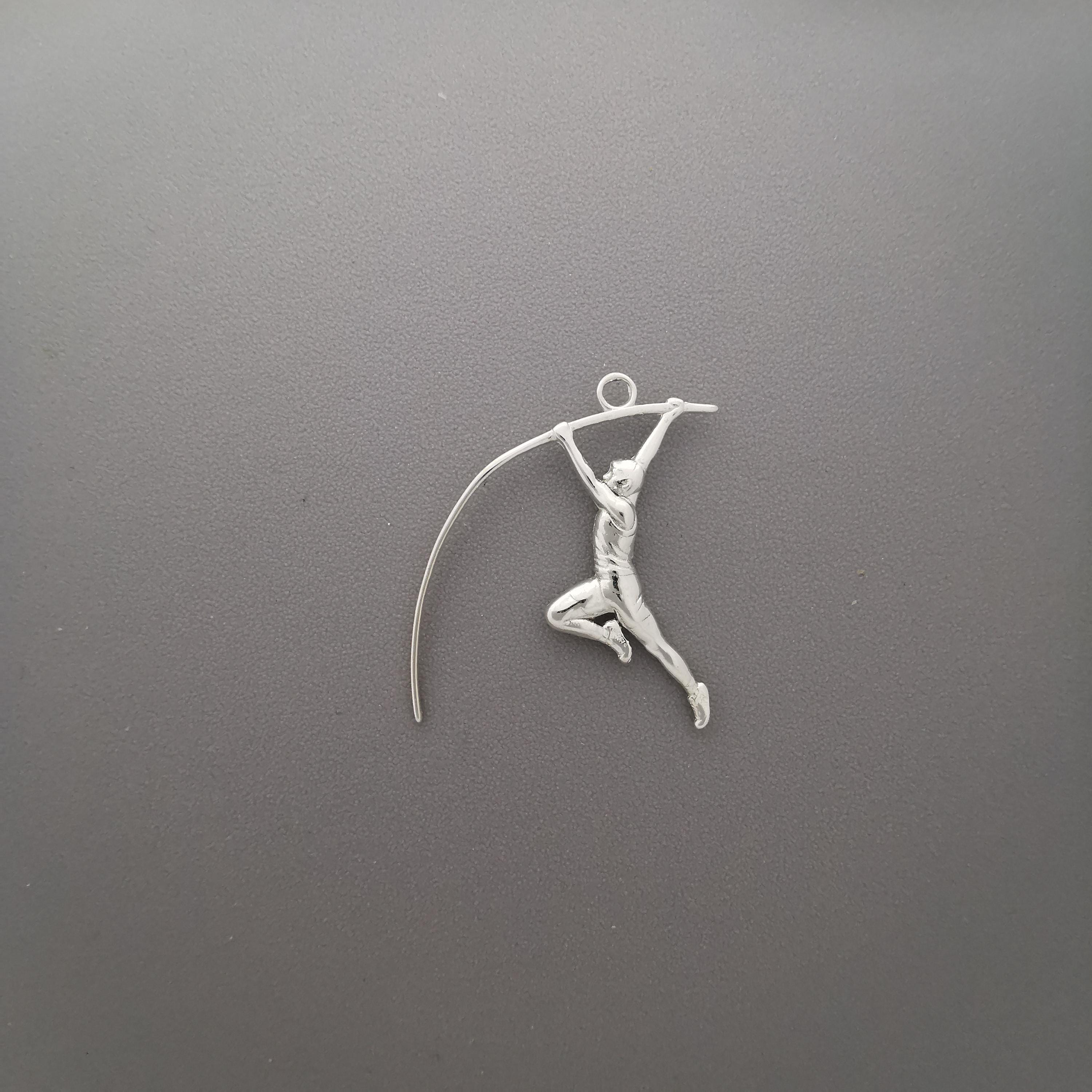 Овчарски скок – Мъжки спортен медальон от сребро 925 в класическо сребро – Ръчно изработено спортно бижу – Идеален подарък за мъж, фен на леката атлетика – SSJ