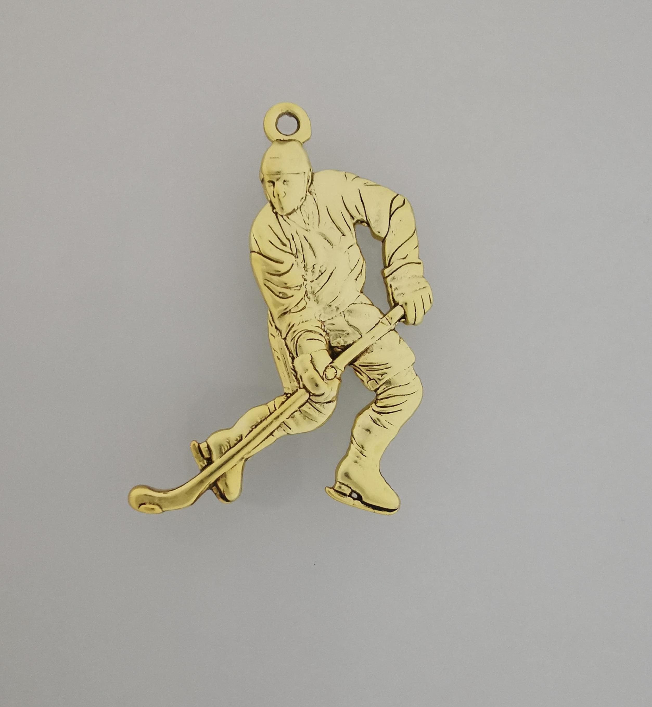 Хокеист (водене на шайба) – Мъжки спортен медальон от сребро 925 с позлатено покритие – Ръчно изработено спортно бижу – Идеален подарък за мъж, фен на хокея – SSJ