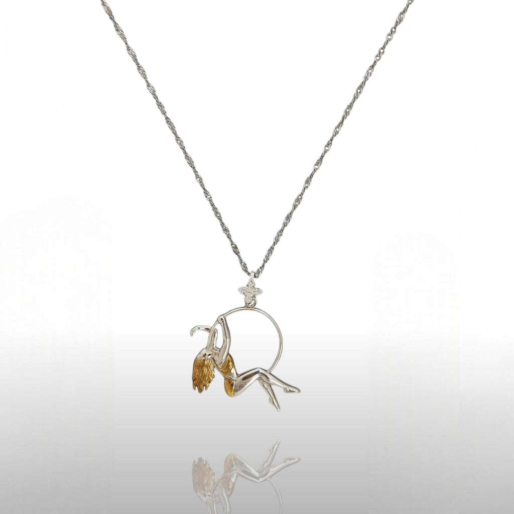 Въздушна акробатика – Женски спортен медальон от сребро 925 с частично позлатено покритие – Ръчно изработено бижу талисман за гимнастички и танцьорки – Идеален подарък за спортист, треньор или артист – SSJ