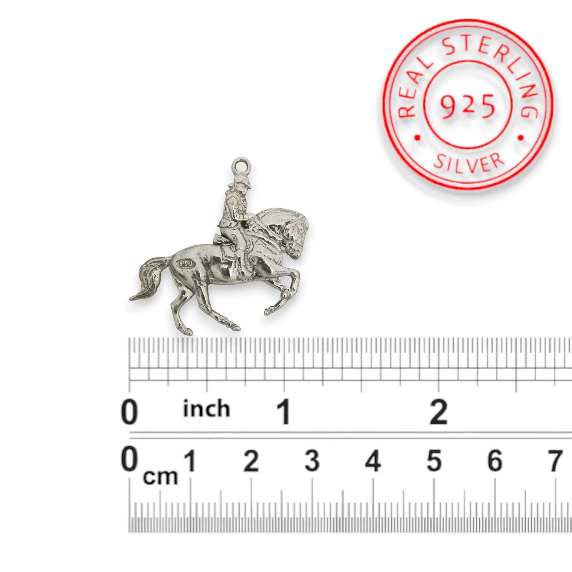 Конен спорт – Мъжки медальон „Ездач“ (обездка) – Класическо сребро 925 – Ръчно изработено бижу/талисман – Идеален подарък за мъж – SSJ
