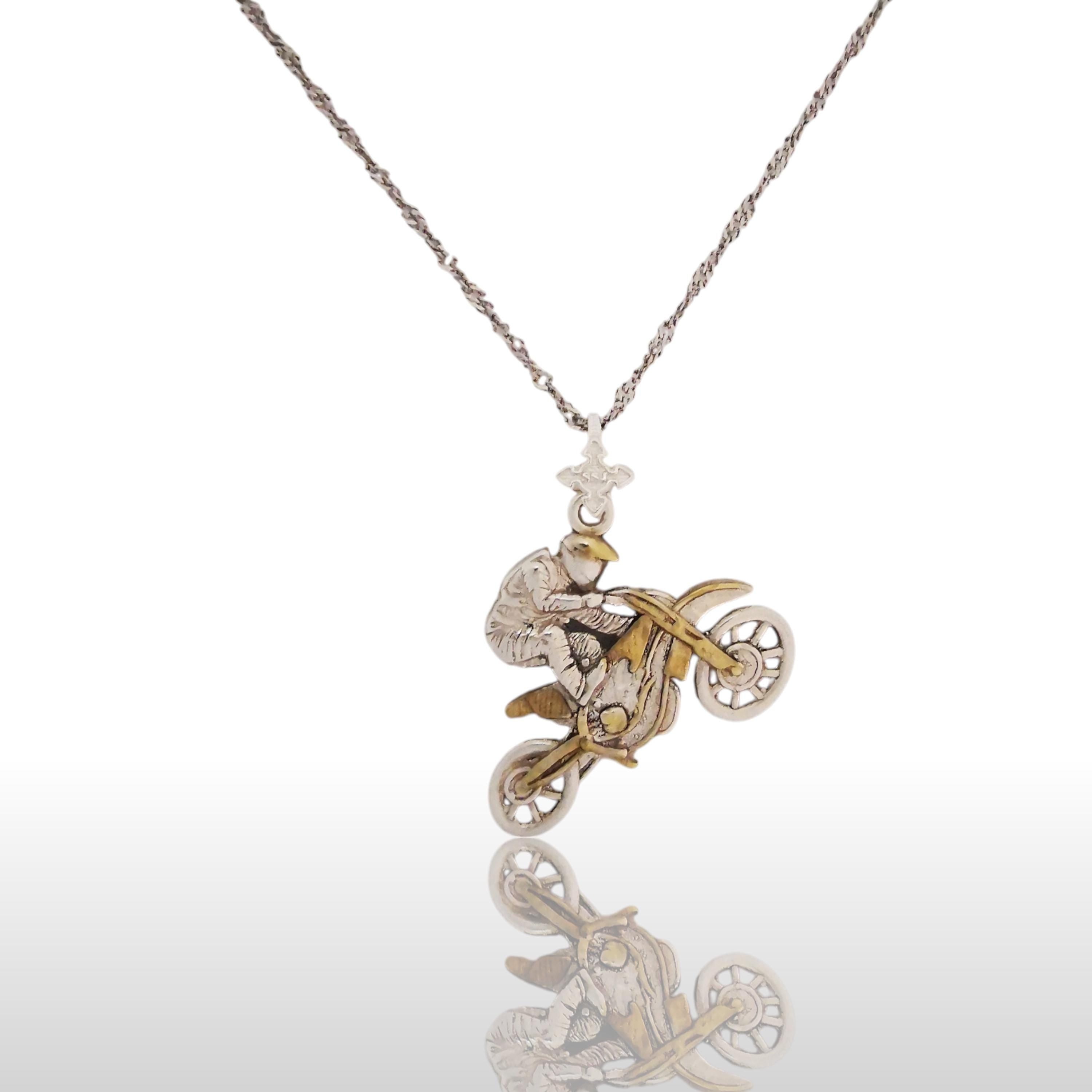 Мотокрос скок – Мъжки спортен медальон от сребро 925 с частично позлатено покритие – Ръчно изработено спортно бижу – Идеален подарък за мъж, фен на мотокроса – SSJ