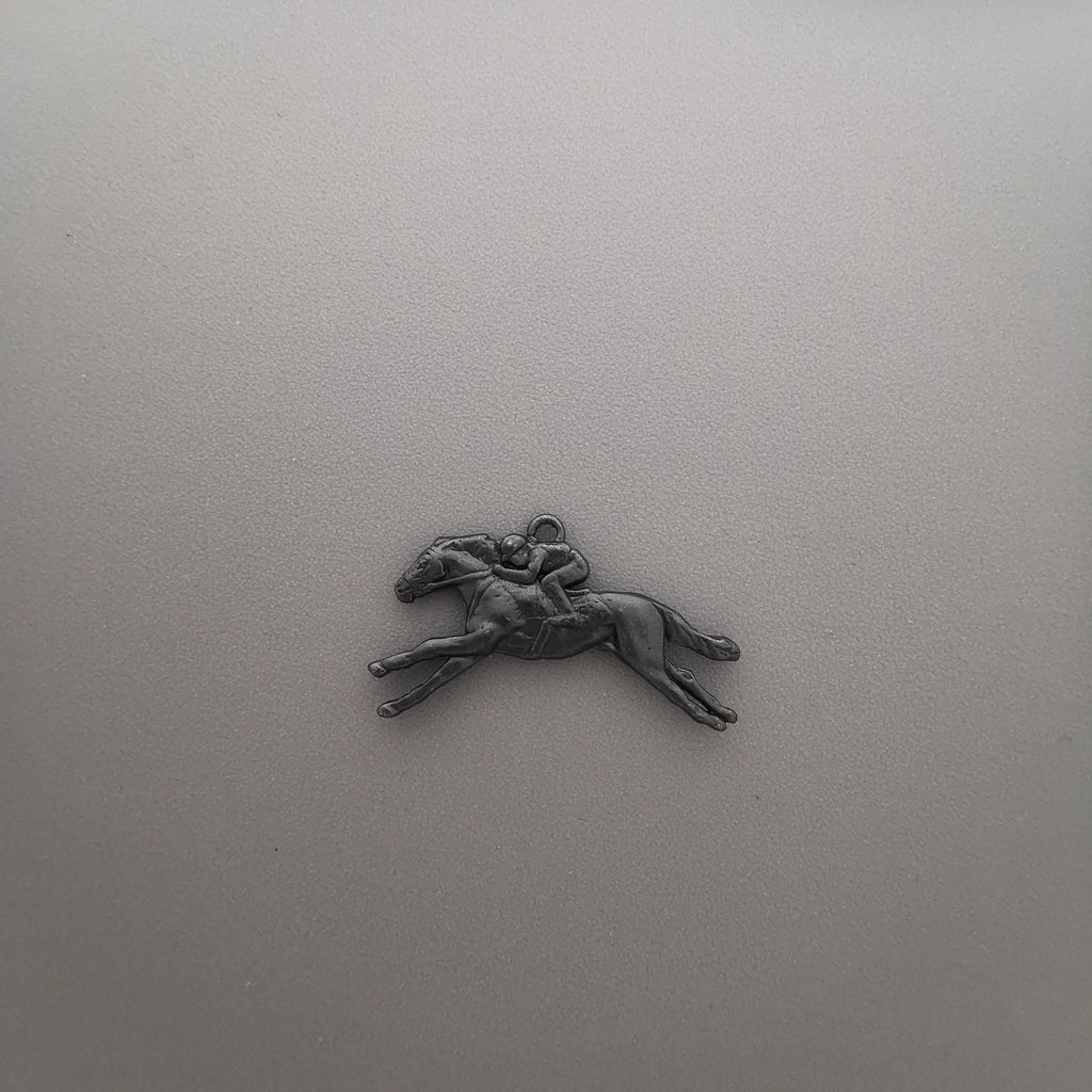 Конни надбягвания – Мъжки медальон „Жокей на състезателен кон“ – Оксидирано сребро 925 – Ръчно изработено спортно бижу/талисман за конен спорт – Идеален подарък за мъж – SSJ