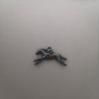 Конни надбягвания – Мъжки медальон „Жокей на състезателен кон“ – Оксидирано сребро 925 – Ръчно изработено спортно бижу/талисман за конен спорт – Идеален подарък за мъж – SSJ