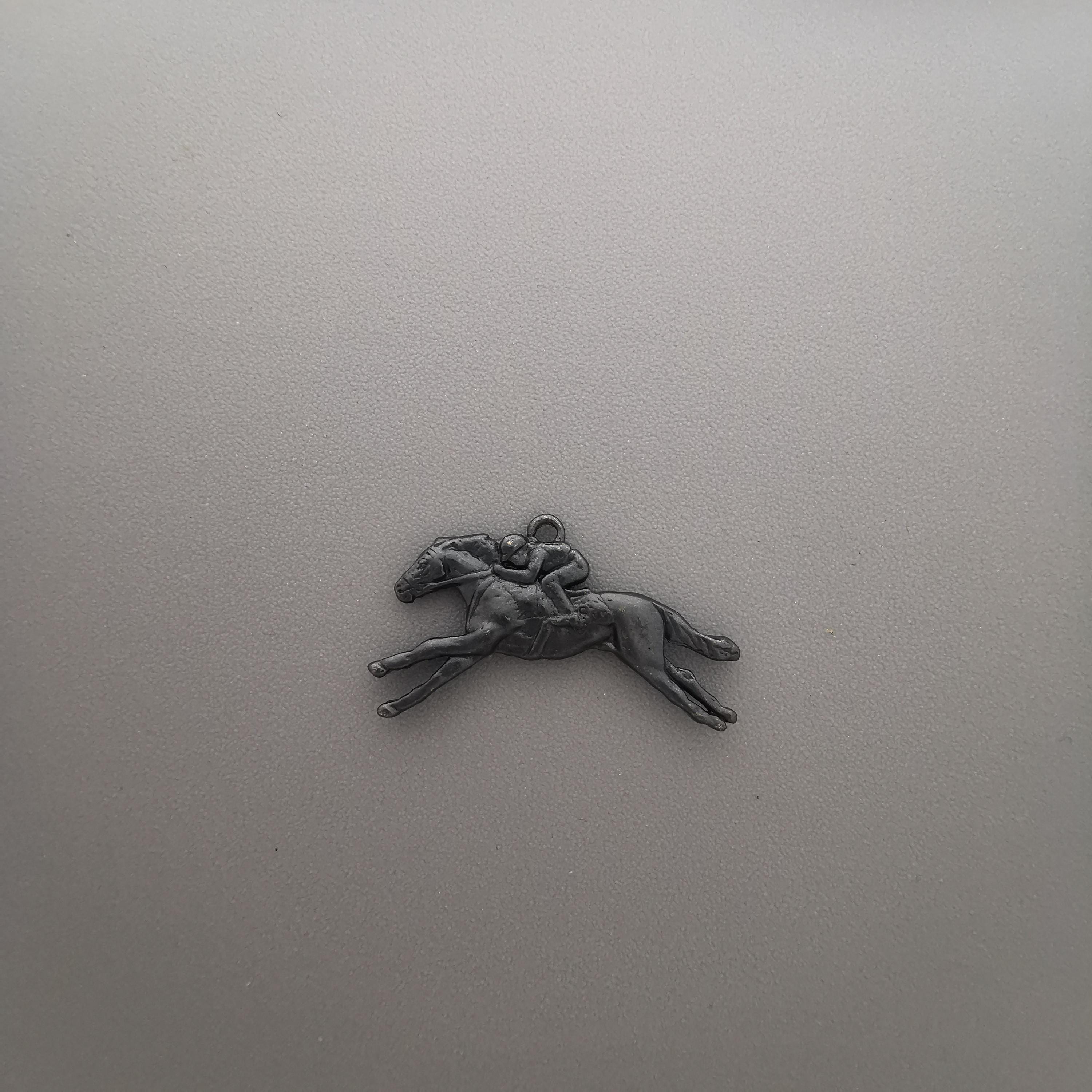 Конни надбягвания – Мъжки медальон „Жокей на състезателен кон“ – Оксидирано сребро 925 – Ръчно изработено спортно бижу/талисман за конен спорт – Идеален подарък за мъж – SSJ