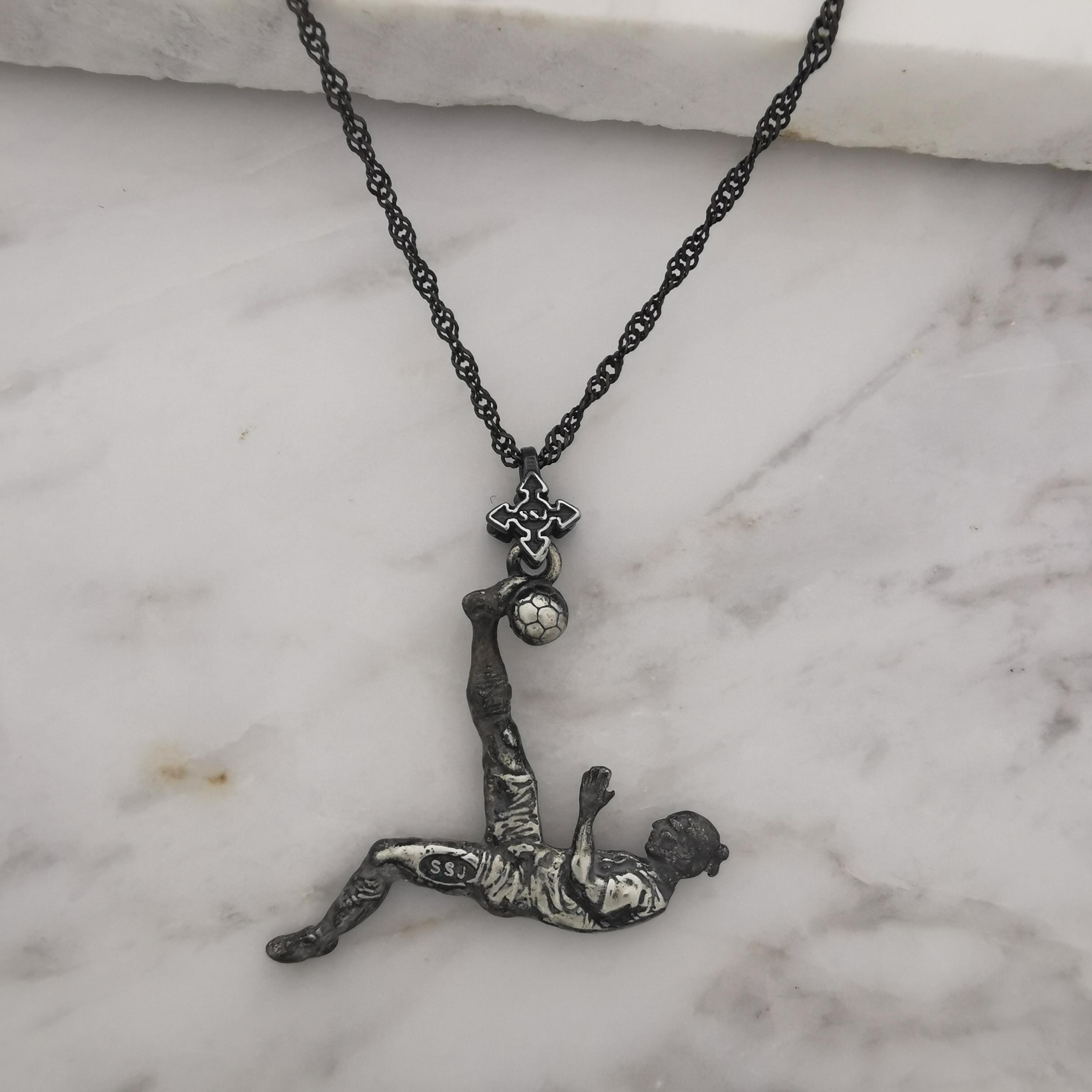 Футболист (задна ножица) – Мъжки спортен медальон от сребро 925 с винтидж покритие – Ръчно изработено спортно бижу – Идеален подарък за мъж, фен на футбола – SSJ