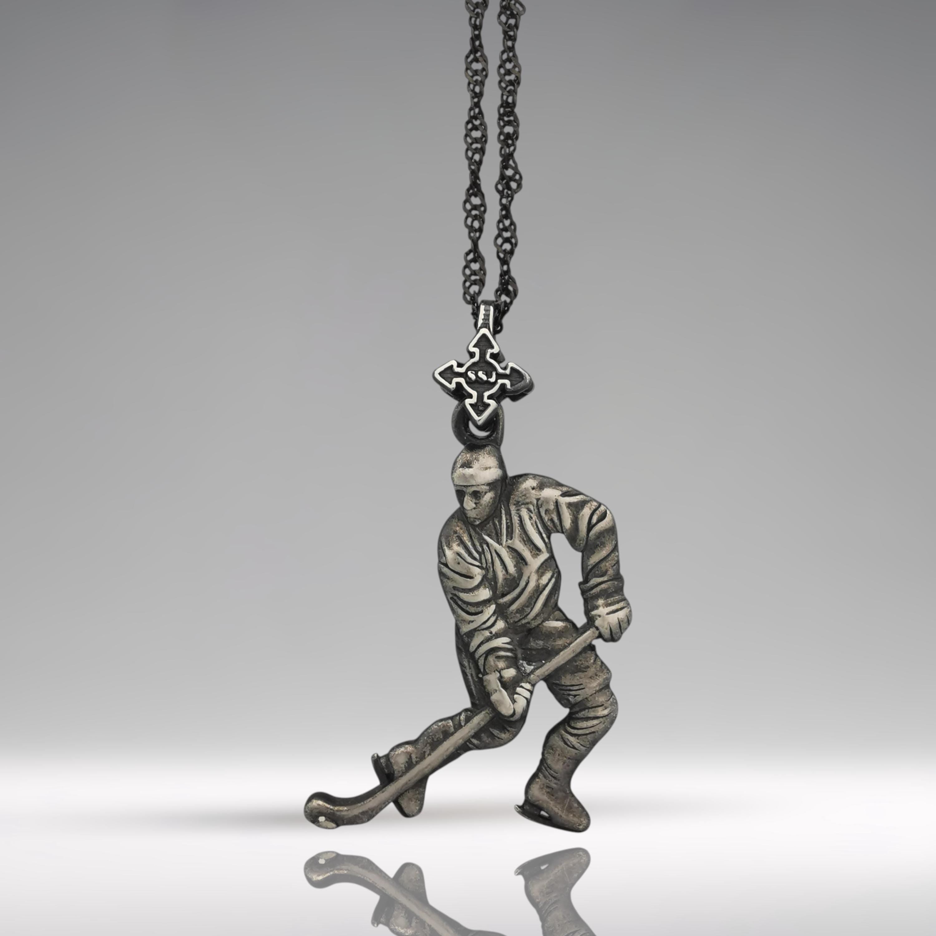 Хокеист (водене на шайба) – Мъжки спортен медальон от сребро 925 с винтидж покритие – Ръчно изработено спортно бижу – Идеален подарък за мъж, фен на хокея – SSJ