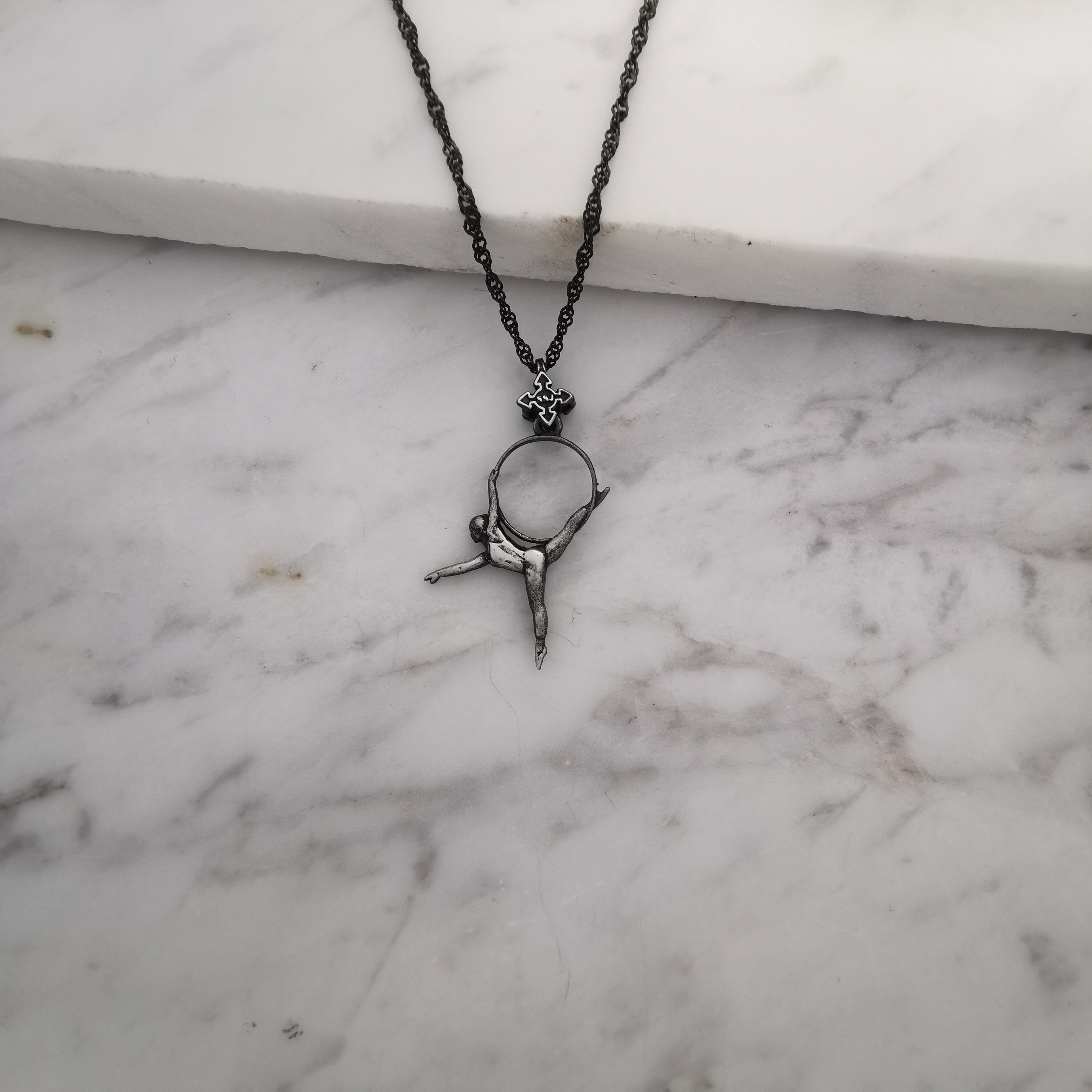 Въздушна акробатика – Женски спортен медальон от сребро 925 с винтидж покритие – Ръчно изработено бижу талисман за гимнастички и танцьорки – Идеален подарък за спортист, треньор или фен – SSJ