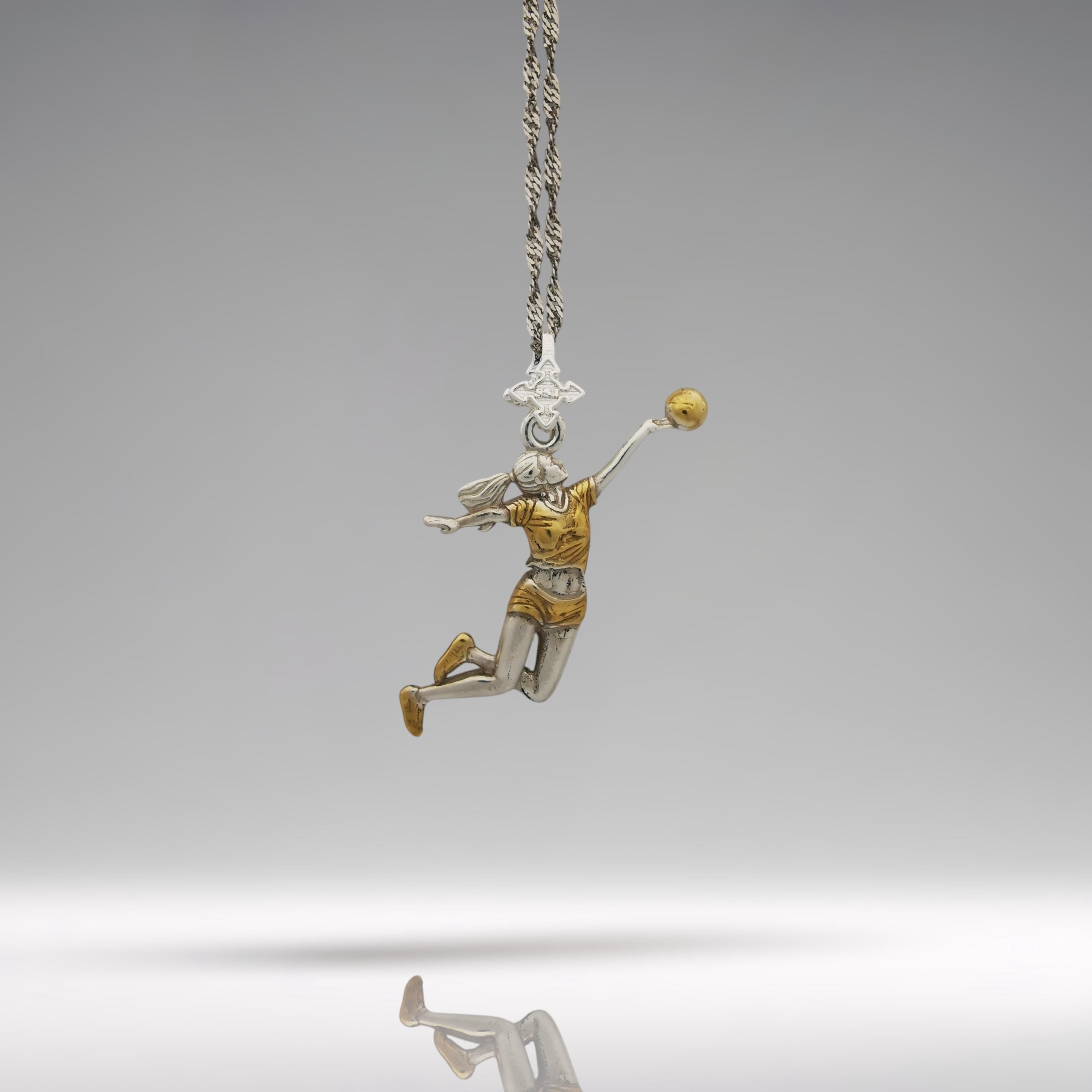 Волейболистка – Женски спортен медальон с частично позлатено покритие – Сребро 925 – Ръчно изработено бижу/талисман – SSJ