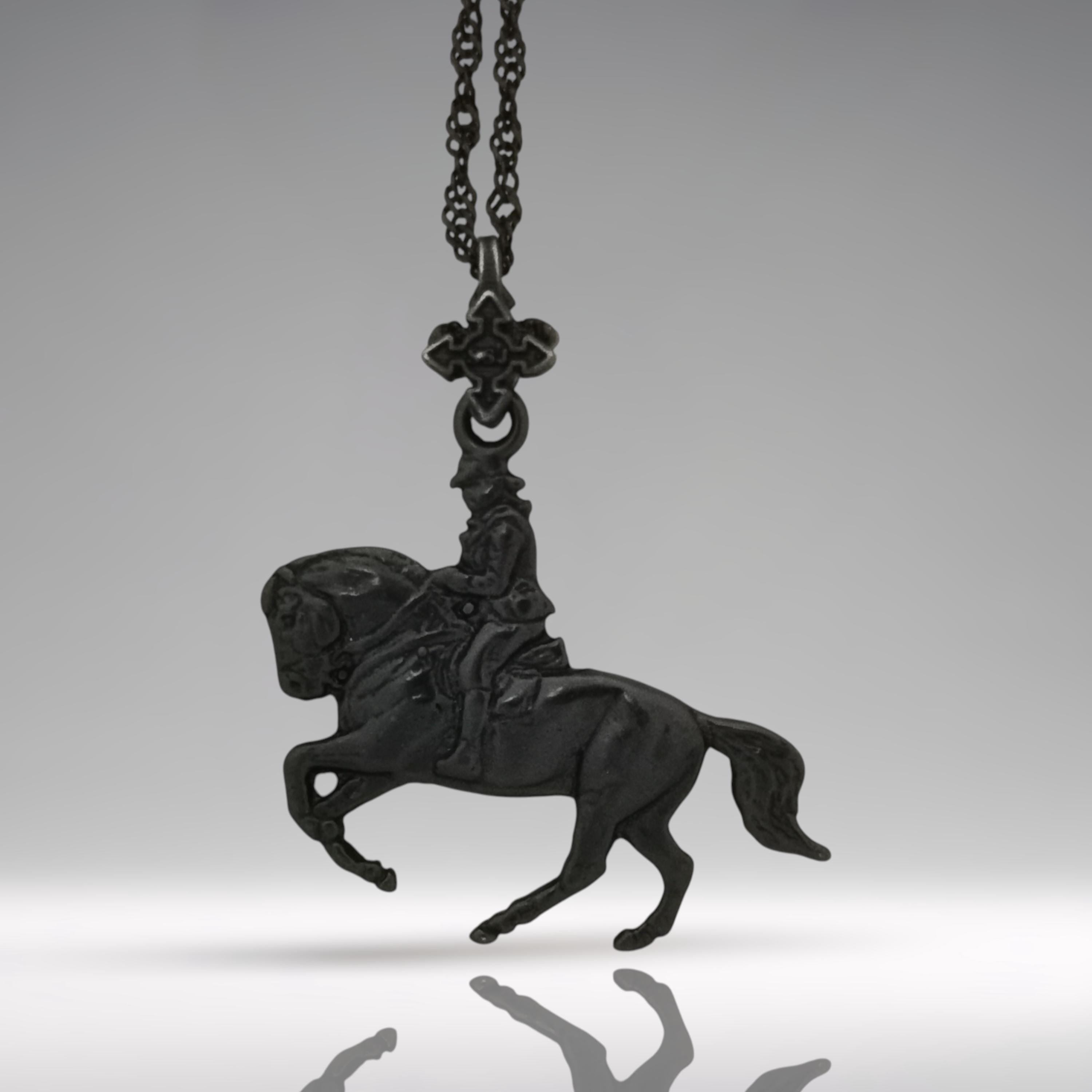 Конен спорт – Мъжки медальон „Ездач“ (обездка) – Оксидирано сребро 925 – Ръчно изработено бижу/талисман – Идеален подарък за мъж – SSJ