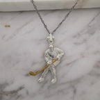 Хокеист (удар с шайба) – Мъжки спортен медальон от сребро 925 с частично позлатено покритие – Ръчно изработено спортно бижу – Идеален подарък за мъж, фен на хокея – SSJ