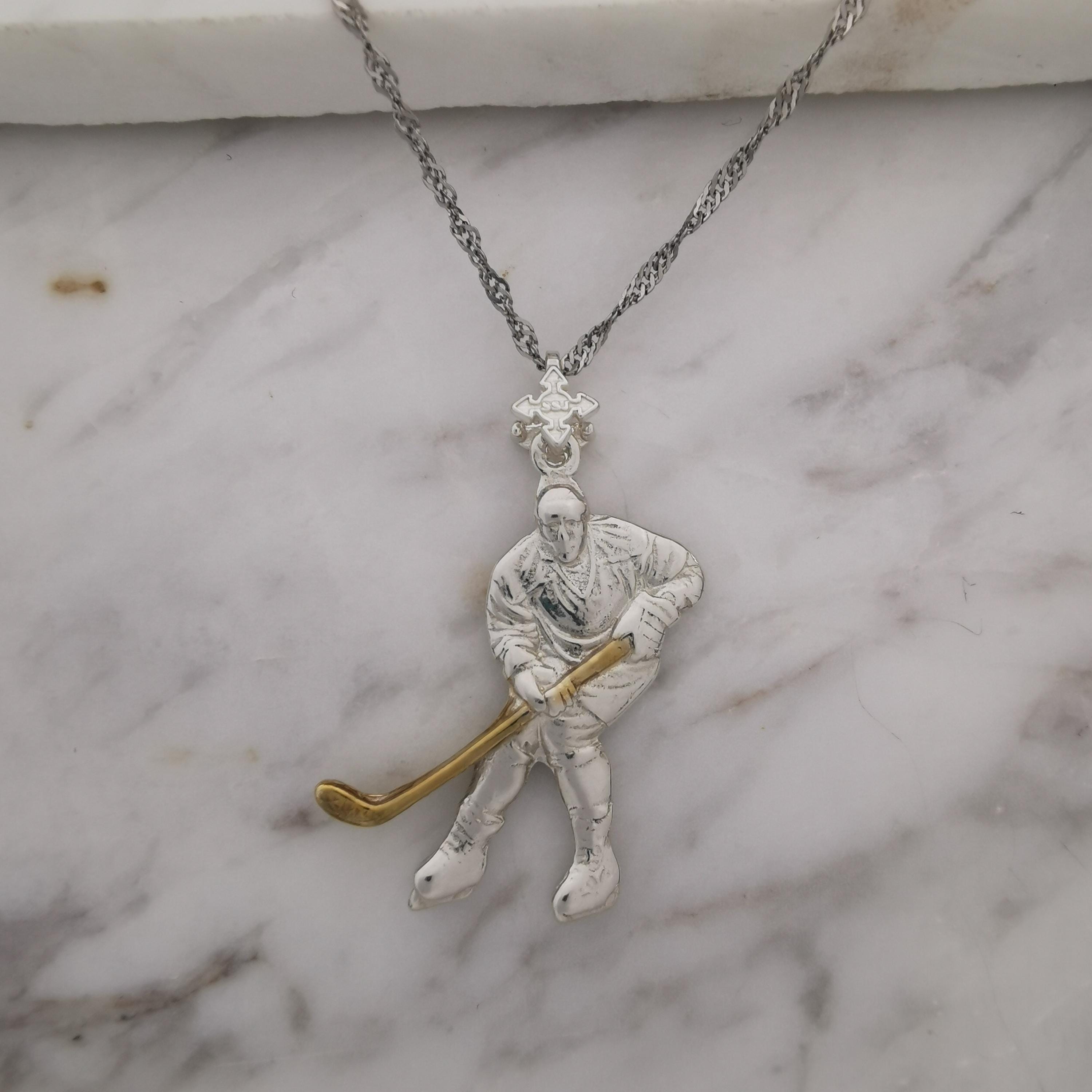 Хокеист (удар с шайба) – Мъжки спортен медальон от сребро 925 с частично позлатено покритие – Ръчно изработено спортно бижу – Идеален подарък за мъж, фен на хокея – SSJ