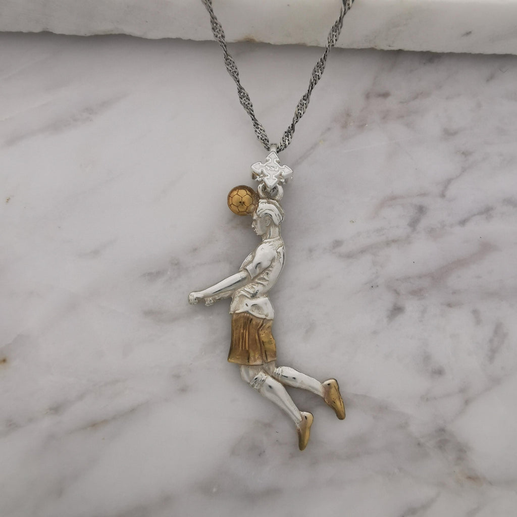Футболист (удар с глава) – Мъжки спортен медальон от сребро 925 с частично позлатено покритие – Ръчно изработено спортно бижу – Идеален подарък за мъж, фен на футбола – SSJ