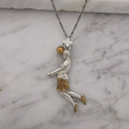 Футболист (удар с глава) – Мъжки спортен медальон от сребро 925 с частично позлатено покритие – Ръчно изработено спортно бижу – Идеален подарък за мъж, фен на футбола – SSJ