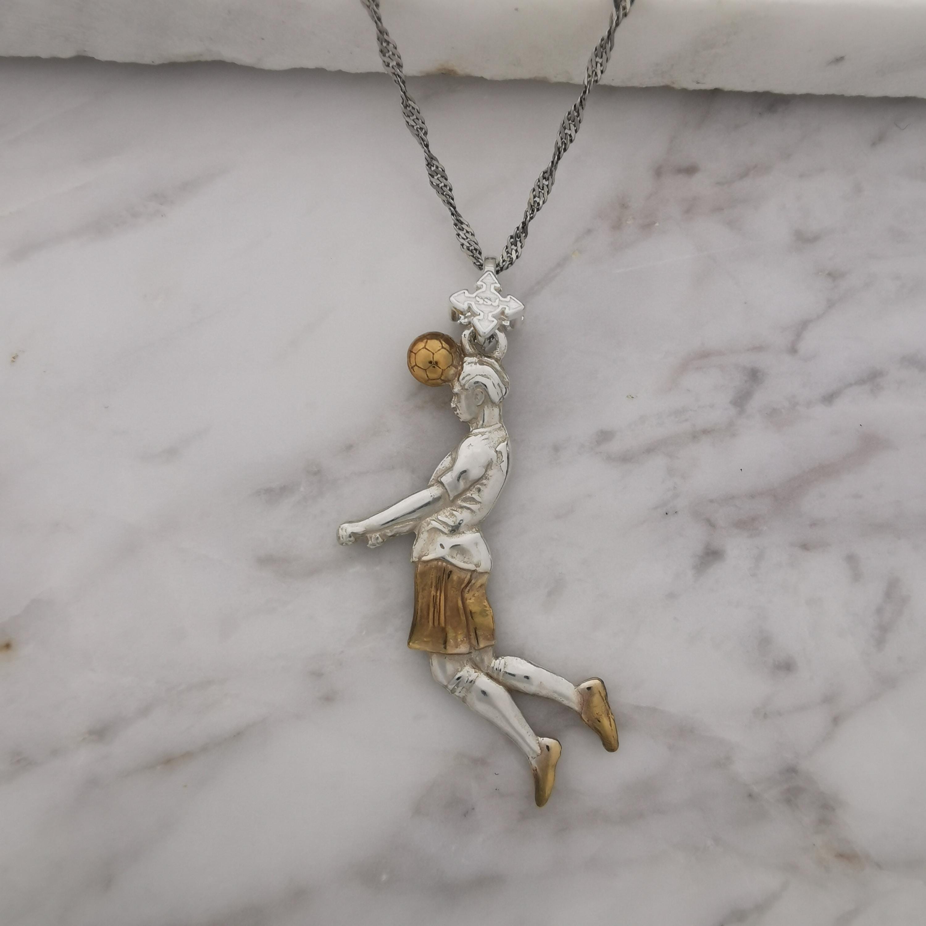 Футболист (удар с глава) – Мъжки спортен медальон от сребро 925 с частично позлатено покритие – Ръчно изработено спортно бижу – Идеален подарък за мъж, фен на футбола – SSJ