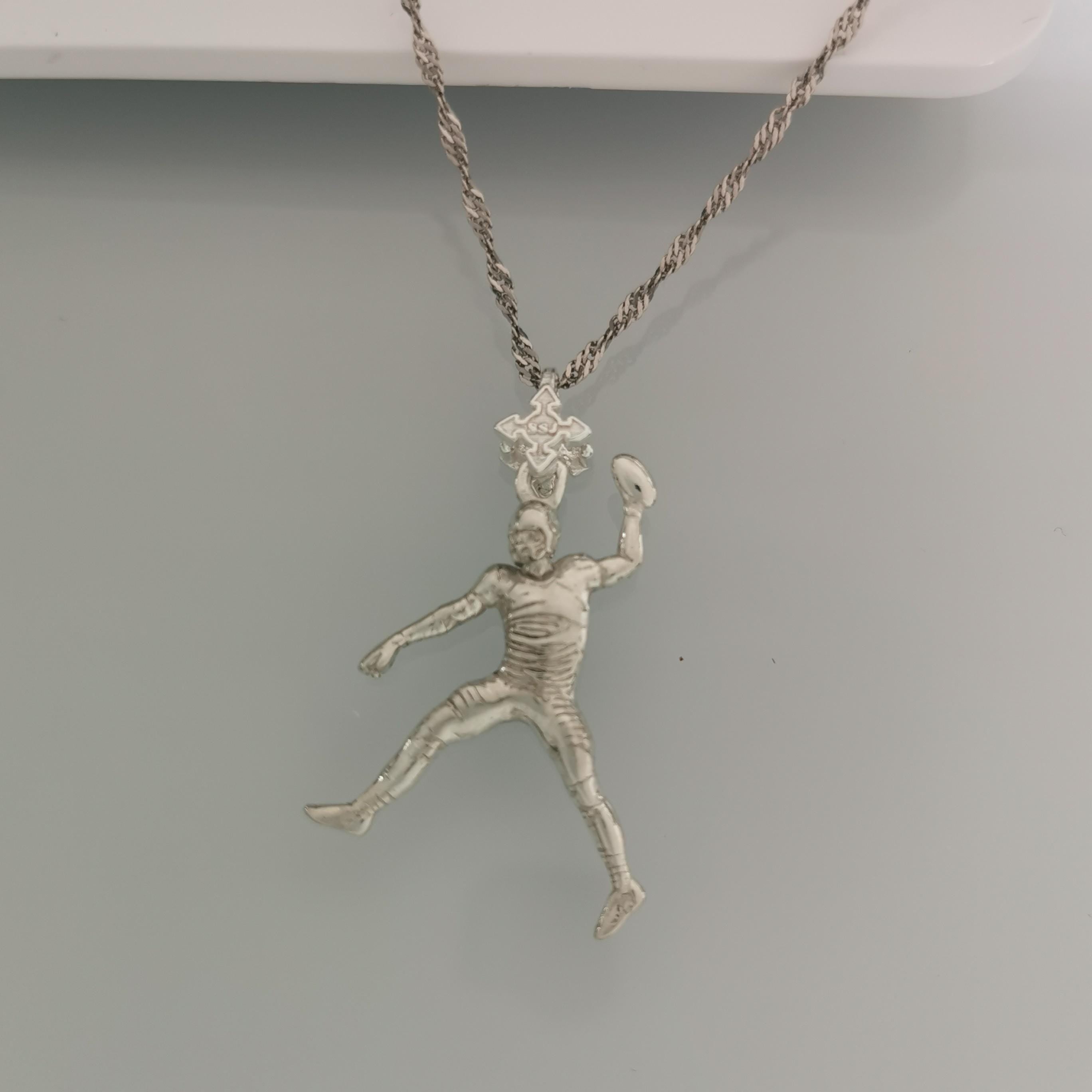 Американски футбол – Мъжки спортен медальон от сребро 925 с класическо полирано покритие – Ръчно изработено бижу талисман за спортисти и фенове – Идеален подарък за играч, треньор или почитател – SSJ