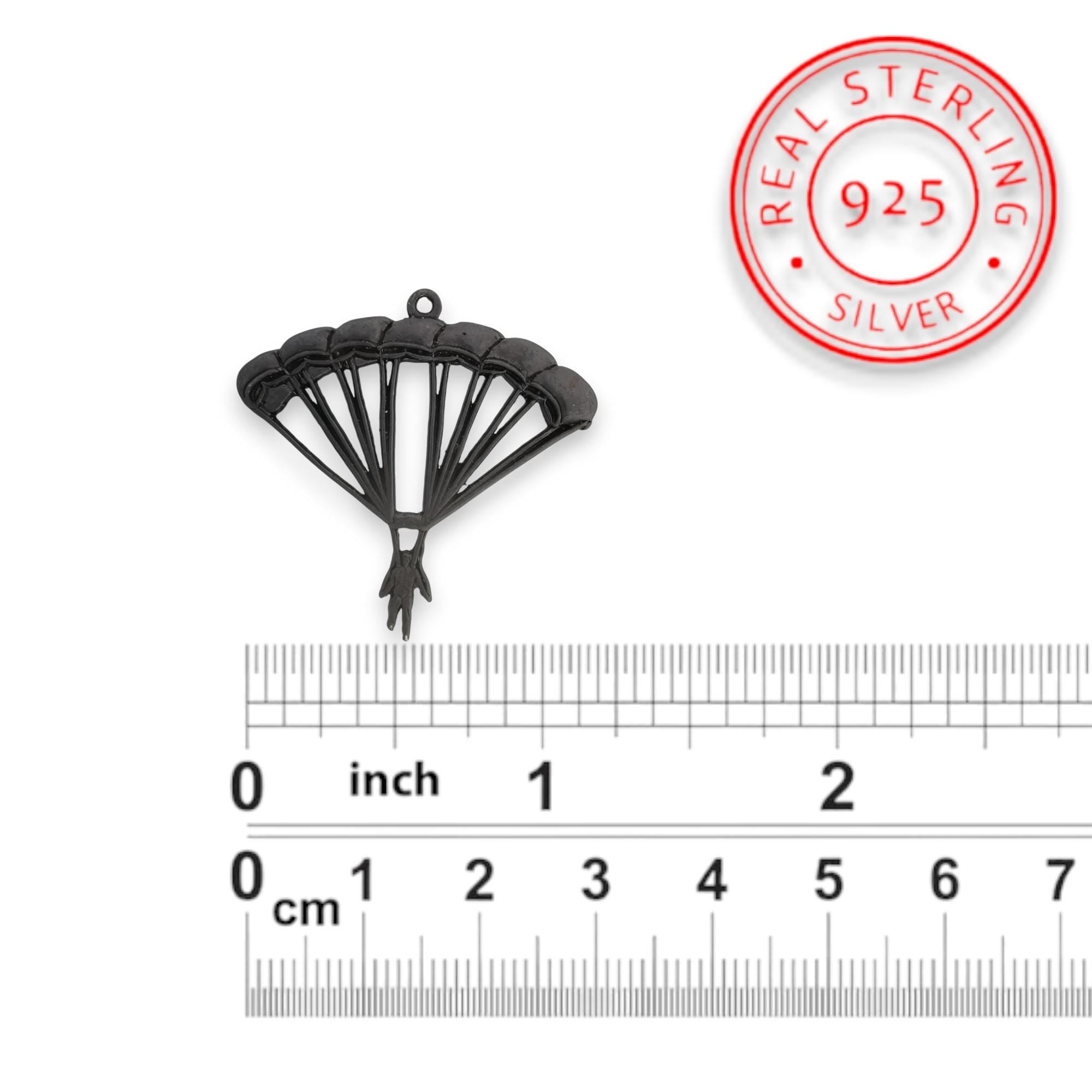 Парашутизъм (Скайдайвинг) – Унисекс спортен медальон от сребро 925 с оксидирано покритие – Ръчно изработено спортно бижу – Идеален подарък за фен на екстремните спортове – SSJ