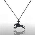 Конни надбягвания – Мъжки медальон „Жокей на състезателен кон“ – Оксидирано сребро 925 – Ръчно изработено спортно бижу/талисман за конен спорт – Идеален подарък за мъж – SSJ