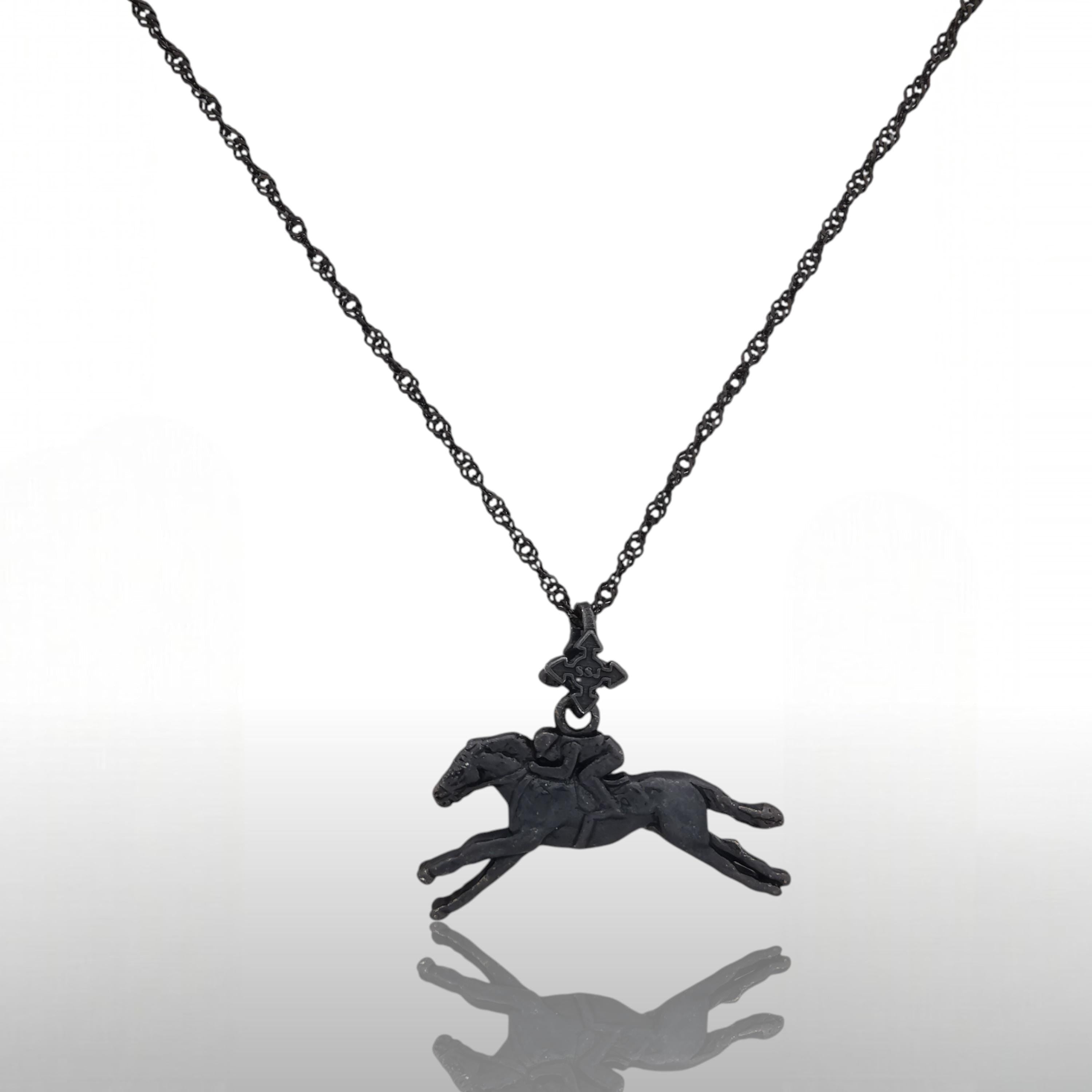 Конни надбягвания – Мъжки медальон „Жокей на състезателен кон“ – Оксидирано сребро 925 – Ръчно изработено спортно бижу/талисман за конен спорт – Идеален подарък за мъж – SSJ