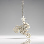 Мотокрос скок – Мъжки спортен медальон от сребро 925 в класическо сребро – Ръчно изработено спортно бижу – Идеален подарък за мъж, фен на мотокроса – SSJ