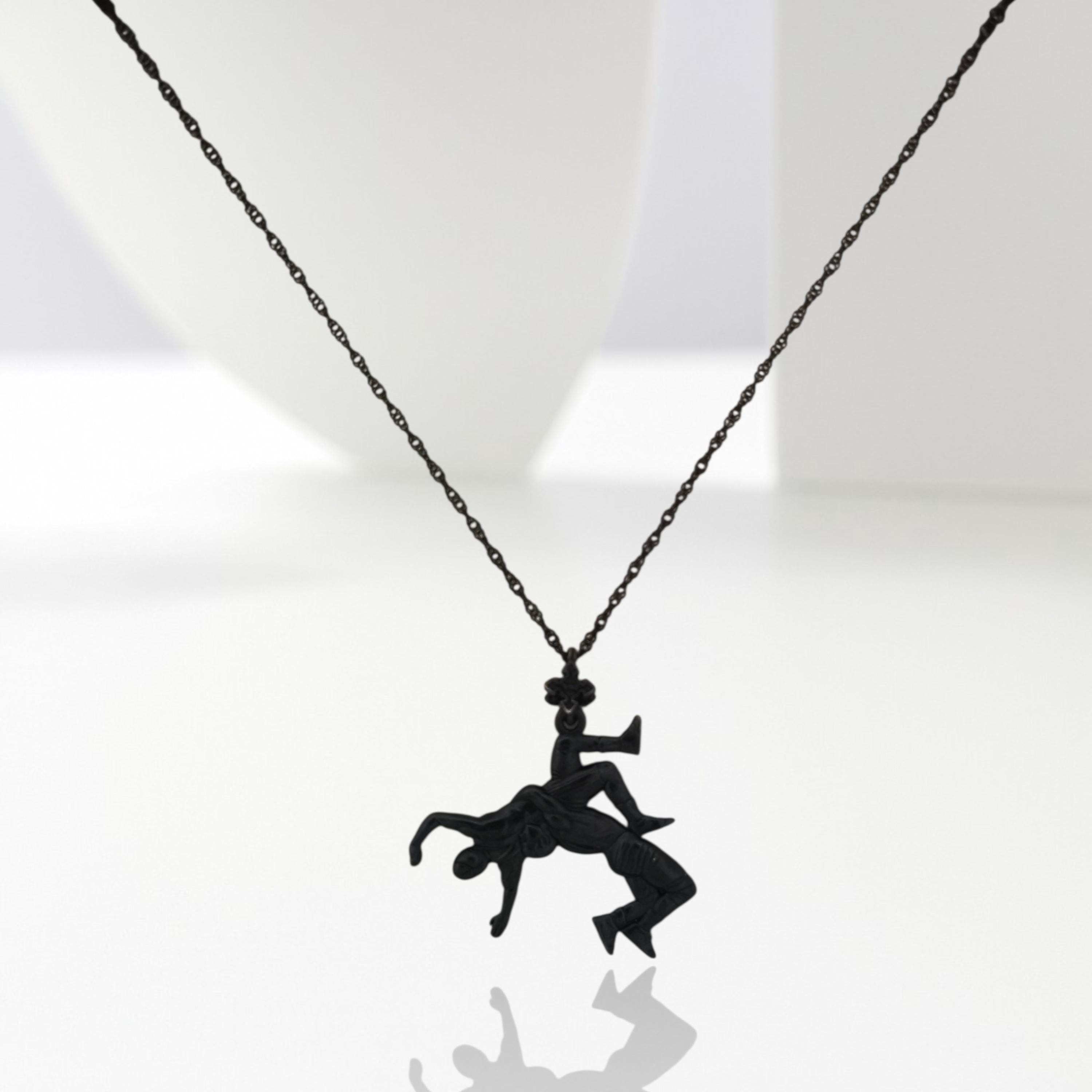 Борба – Мъжки спортен медальон от сребро 925 с оксидирано покритие – Ръчно изработено бижу талисман за борци, треньори и фенове на бойните изкуства – SSJ