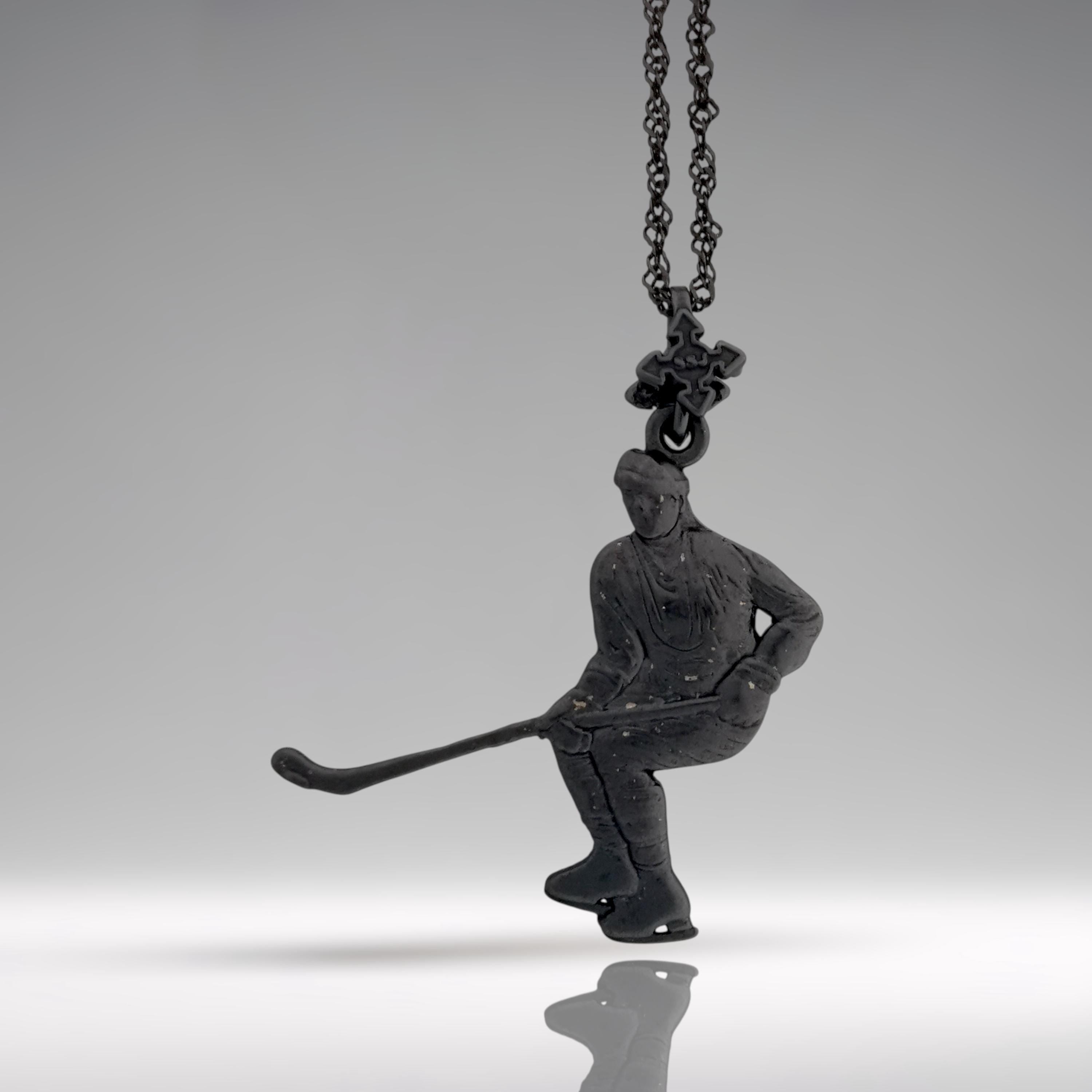 Хокеист – Мъжки спортен медальон от сребро 925 с оксидирано покритие – Ръчно изработено спортно бижу – Идеален подарък за мъж, фен на хокея – SSJ