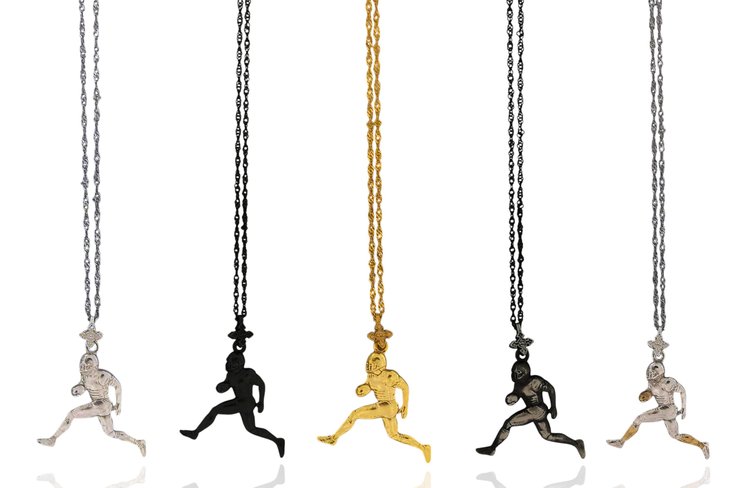 Американски футбол – Мъжки спортен медальон от сребро 925 с позлатено покритие – Ръчно изработено бижу талисман за спортисти и фенове – Идеален подарък за играч, треньор или почитател – SSJ