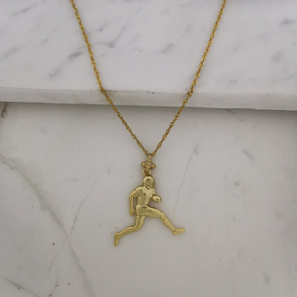 Американски футбол – Мъжки спортен медальон от сребро 925 с позлатено покритие – Ръчно изработено бижу талисман за спортисти и фенове – Идеален подарък за играч, треньор или почитател – SSJ