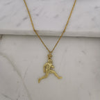 Американски футбол – Мъжки спортен медальон от сребро 925 с позлатено покритие – Ръчно изработено бижу талисман за спортисти и фенове – Идеален подарък за играч, треньор или почитател – SSJ