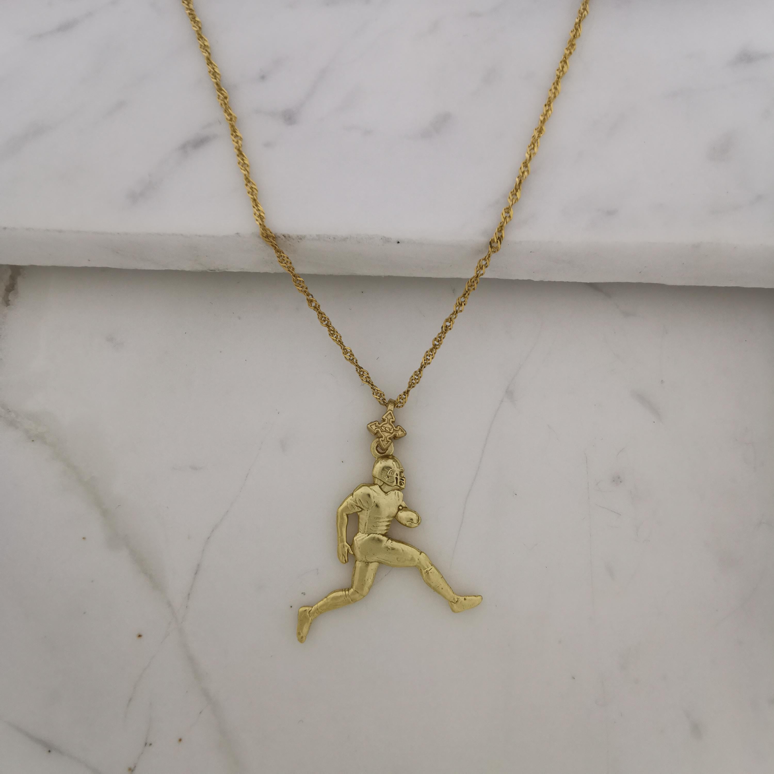 Американски футбол – Мъжки спортен медальон от сребро 925 с позлатено покритие – Ръчно изработено бижу талисман за спортисти и фенове – Идеален подарък за играч, треньор или почитател – SSJ