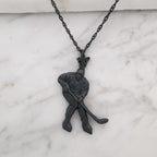 Хокеист (удар с шайба) – Мъжки спортен медальон от сребро 925 с оксидирано покритие – Ръчно изработено спортно бижу – Идеален подарък за мъж, фен на хокея – SSJ